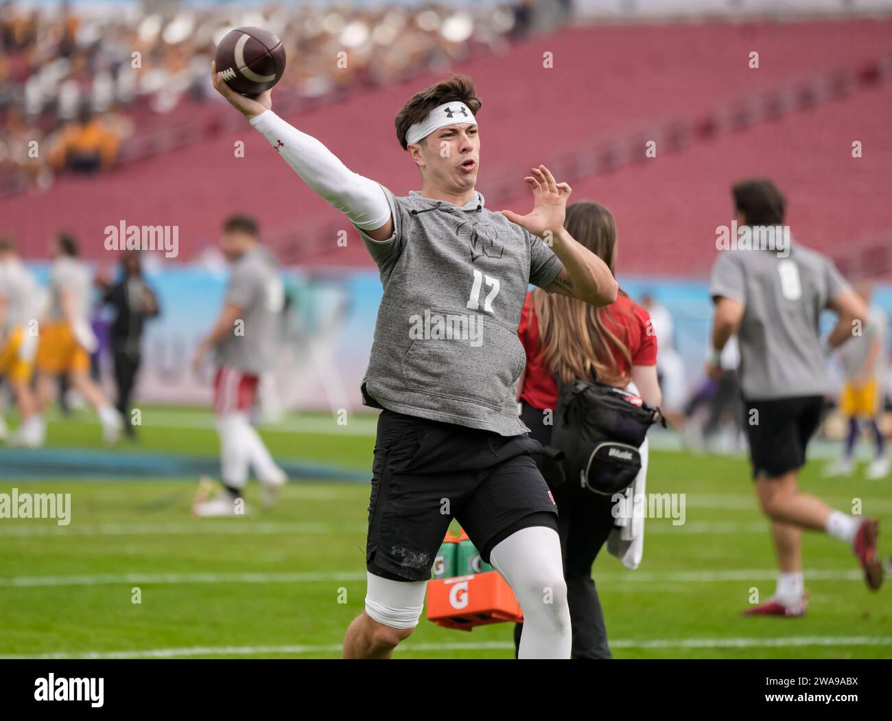 Wisconsin Badgers Quarterback Cole LaCrue (17) hält sich während der Aufwärmphase vor dem Spiel warm ReliaQuest Bowl zwischen Wisconsin und LSU am Montag, 1. Januar 2024 im Raymond James Stadium, Tampa, Florida (David Venezia / Image of Sport) Stockfoto