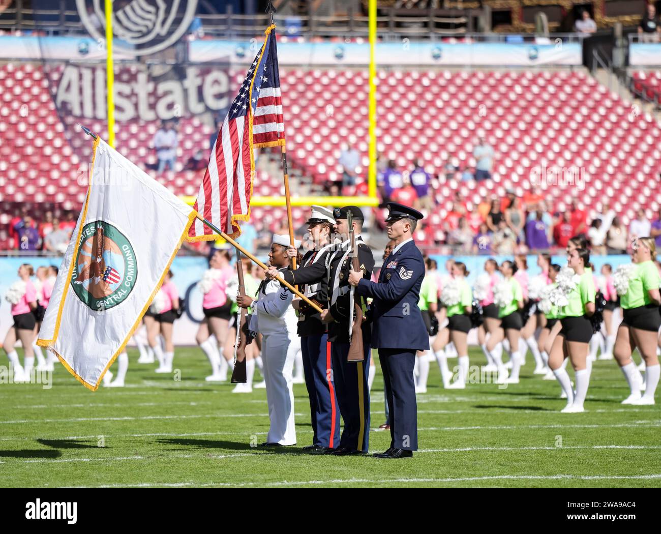 Die Nationalgarde wird während des ReliaQuest Bowl zwischen Wisconsin und LSU am Montag, den 1. Januar 2024 im Raymond James Stadium, Tampa, Florida, beobachtet. LSU schlägt Wisconsin 35-31 (David Venezia / Bild des Sports) Stockfoto