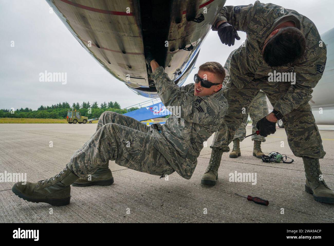 US-Streitkräfte. Air Force Senior Airman Cam Hassett, links, ein ...