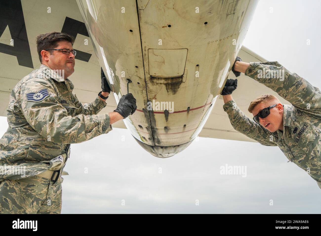 US-Streitkräfte. Air Force Senior Airman Cam Hassett, rechts, ein Elektrotechniker mit dem 461. Air Control Wing (ACW), und Stabsleiter Paul Barber, ein Jet-Triebwerkmechaniker der 116. ACW, Georgia Air National Guard, arbeitet zusammen, während er Motorhauben auf einem E-8C Joint STARS im Fighter Wing Skrydstrup, Dänemark, am 4. Juni 2018 schließt. Das JSTARS-Team besteht aus dem 116. ACW der Georgia Air National Guard sowie aus aktiven Dienstkräften, die dem 461. ACW und der Army JSTARS zugewiesen sind. Sie befinden sich in Dänemark, um an der Übung Baltic Operations, oder BALTOPS, Juni 4-15 und BAFB teilzunehmen Stockfoto