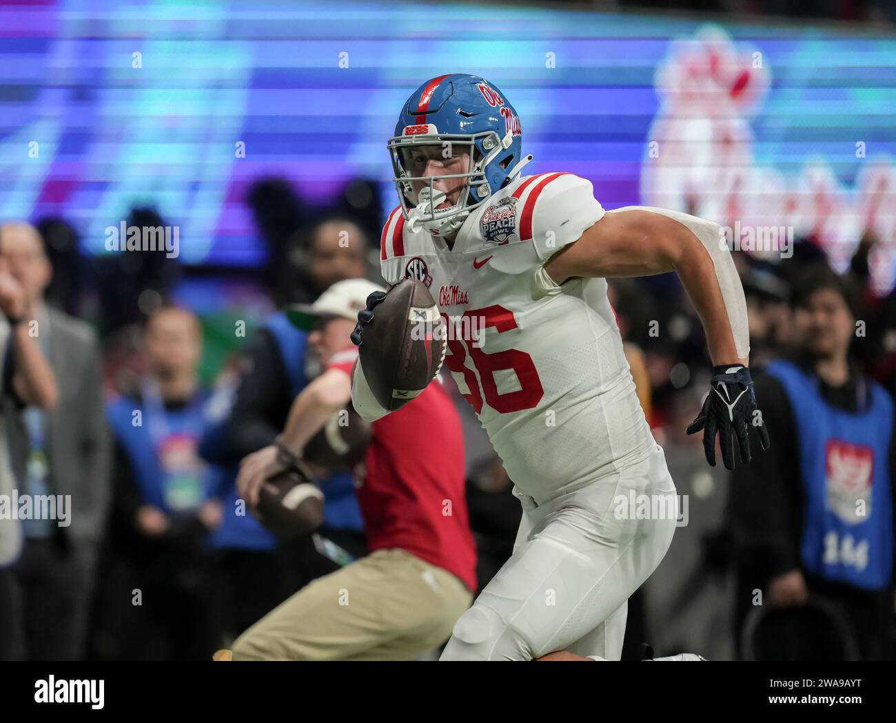 Caden Prieskorn (86) startet am 1. Januar 2023 in Atlanta, Georgia, ein Touchdown-Spiel zwischen Pen State und Mississippi Rebels im Mercedes-Benz Stadium. Mississippi Rebels schlagen Pen State 38-25 (David Venezia / Image of Sport) Stockfoto