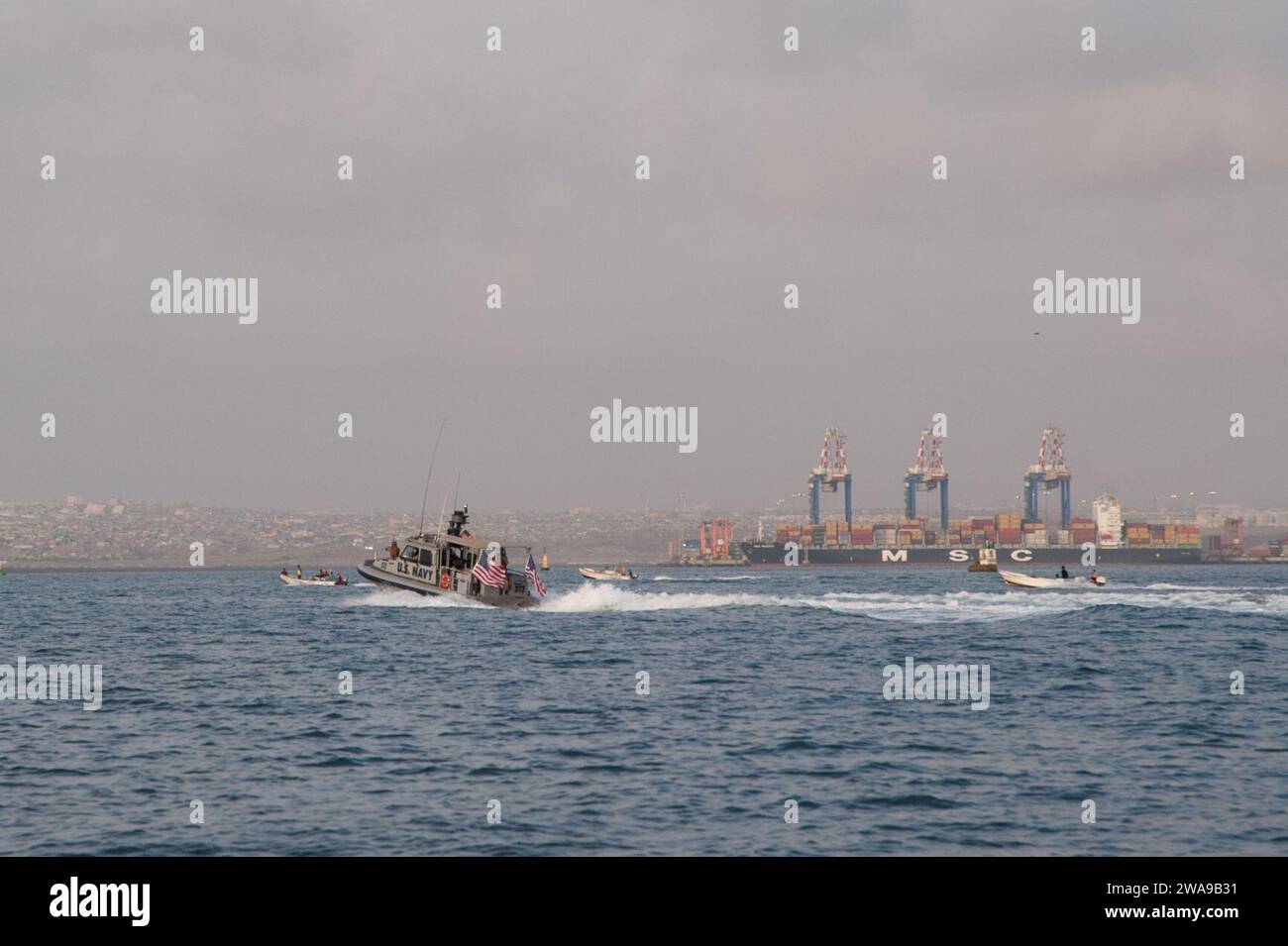 US-Streitkräfte. 180608TK936-001 DJIBOUTI (8. Juni 2018) Seeleute, die der Task Group (TG) 68,6 zugewiesen sind, stellen Sicherheit für das Trockenfrachtschiff USNS Amelia Earhart (T-AKE-6) der Lewis-und-Clark-Klasse während des Aufenthalts im Hafen von Dschibuti am 8. Juni 2018 bereit. TG-68,6 wird in das Einsatzgebiet der 6. US-Flotte eingesetzt und führt gemeinsame Marineoperationen durch, oft in Abstimmung mit verbündeten und interinstitutionellen Partnern, um die nationalen Interessen der USA sowie die Sicherheit und Stabilität in Europa und Afrika zu fördern. (U.S. Navy Foto von Master at Arms 2nd Class Theresa Mullis/veröffentlicht) Stockfoto