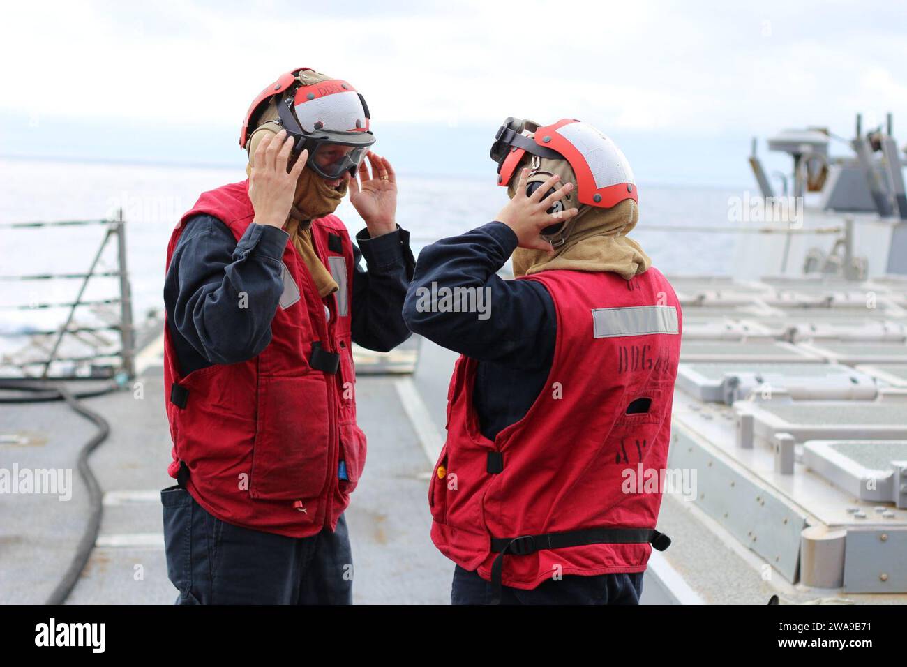 US-Streitkräfte. ATLANTIK (9. Juni 2018) die 1. Klasse Jennifer Schleuning, rechts, hilft ihrem Team, sich für Flugdeckoperationen an Bord des Arleigh-Burke-Klasse-Raketenzerstörers USS The Sullivans (DDG 68) am 9. Juni 2018 zu engagieren. Die Sullivans, die in Mayport, Florida, stationiert sind, führen Marineoperationen im Gebiet der 6. US-Flotte durch, um die nationalen Sicherheitsinteressen der USA in Europa und Afrika zu unterstützen. (U.S. Navy Foto von Lt. Daphne White/veröffentlicht) Stockfoto