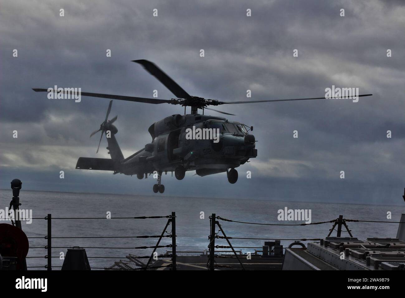 US-Streitkräfte. ATLANTIK (9. Juni 2018) ein MH-60R Sea Hawk, der der Helicopter Training Squadron (HT) 18 zugeordnet ist, bereitet sich am 9. Juni 2018 auf die Landung an Bord des Lenkraketenzerstörers USS The Sullivans (DDG 68) vor. Die Sullivans, die in Mayport, Florida, stationiert sind, führen Marineoperationen im Gebiet der 6. US-Flotte durch, um die nationalen Sicherheitsinteressen der USA in Europa und Afrika zu unterstützen. (U.S. Navy Foto von Lt. Daphne White/veröffentlicht) Stockfoto