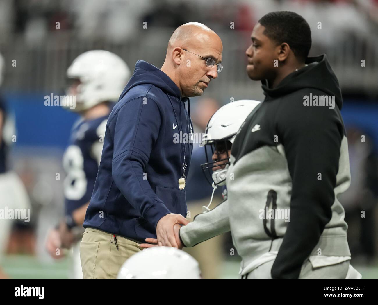 James Franklin, Head Coach der Penn State Nittany Lions, gibt einem seiner Trainer während des Vorspiels Chick-Fil-A Peach Bowl College Football Spiel zwischen Pen State gegen Mississippi Rebellen im Mercedes-Benz Stadium am 1. Januar 2023 in Atlanta, Georgia, eine High-Five. (David Venezia / Bild des Sports) Stockfoto