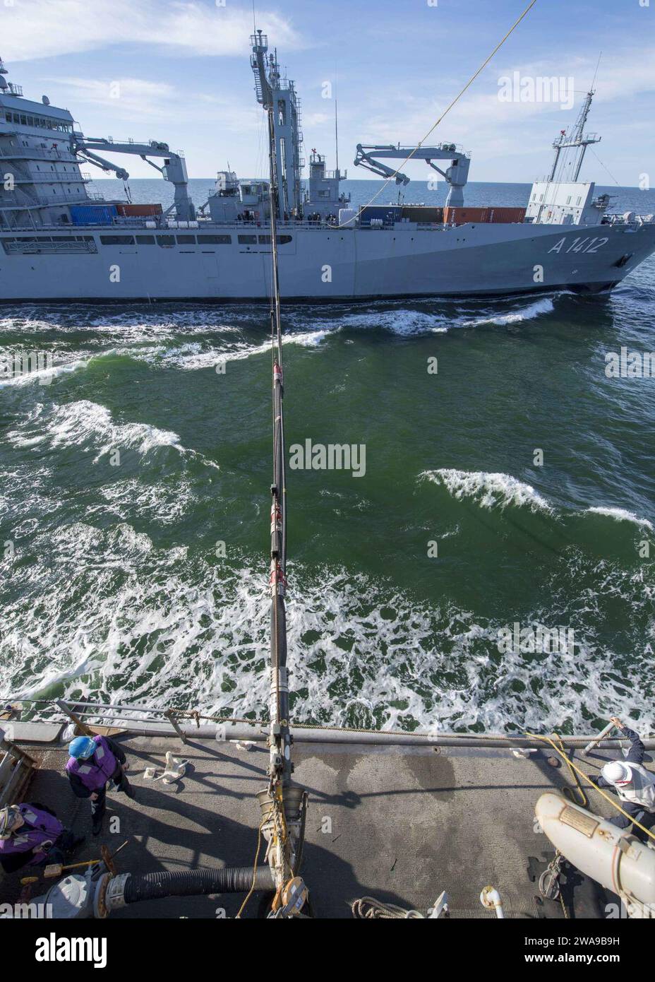 US-Streitkräfte. 180609PC620-0083 OSTSEE (9. Juni 2018) das Docklandeschiff der Harpers Ferry-Klasse USS Oak Hill (LSD 51) führt während der Übung Baltic Operations (BALTOPS) 2018 am 9. Juni 702 eine Auffüllung auf See mit dem Auffüllschiff der Berliner Klasse FGS Frankfurt A1412 durch. BALTOPS ist die wichtigste jährliche, auf den Seeverkehr ausgerichtete Übung im Ostseeraum und eine der größten Übungen in Nordeuropa zur Verbesserung der Flexibilität und Interoperabilität zwischen Verbündeten und Partnerländern. (Foto der US Navy von Mass Communication Specialist 3rd Class Michael H. Lehman/veröffentlicht) Stockfoto