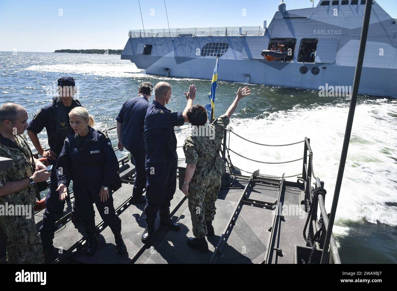 US-Streitkräfte. 180611XT273-967 KARLSKRONA, Schweden (11. Juni 2018) Stellvertretende ADM Lisa M. Franchetti, Befehlshaber der 6. US-Flotte und Befehlshaber der Marinestreitkräfte NATO, Jens Nykvist, Stabschef der Royal Swedish Navy, winkte während eines Besuchs der Royal Swedish Navy Visby-Klasse Corvette HMS Karlstad (K35) während der Übung Baltic Operations (BALTOPS) 2018 in Karlskrona, Schweden, am 11. Juni. BALTOPS ist die wichtigste jährliche, auf den Seeverkehr ausgerichtete Übung im Ostseeraum und eine der größten Übungen in Nordeuropa zur Verbesserung der Flexibilität und Interoperabilität zwischen den Verbündeten und Stockfoto