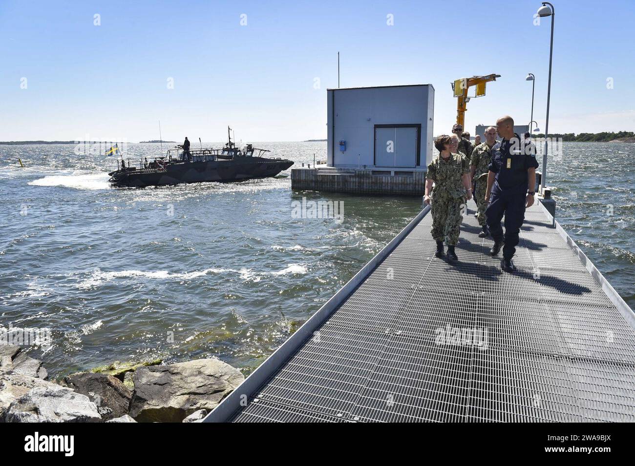 US-Streitkräfte. 180611XT273-1056 KARLSKRONA, Schweden (11. Juni 2018) Stellvertretende ADM Lisa M. Franchetti, Kommandeurin, 6. US-Flotte und Kommandeurin, Marinestreitkräfte NATO, geht mit dem Heck ADM Jens Nykvist, Stabschef der Königlichen Schwedischen Marine, während eines Besuchs der Royal Swedish Navy Visby-Klasse Corvette HMS Karlstad (K35) während der Übung Baltic Operations (BALTOPS) 2018 in Karlskrona, Schweden, 11. Juni. BALTOPS ist die wichtigste jährliche, auf den Seeverkehr ausgerichtete Übung im Ostseeraum und eine der größten Übungen in Nordeuropa zur Verbesserung der Flexibilität und Interoperabilität der Verbündeten Stockfoto