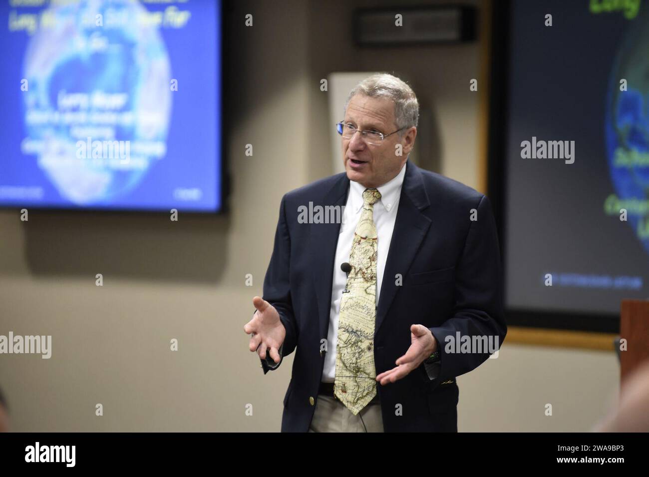 US-Streitkräfte. 180612PO203-0014 ARLINGTON, Virginia (12. Juni 2018) Dr. Larry Mayer, Direktor der School of Marine Science and Ocean Engineering, und Direktor des Center for Coastal and Ocean Mapping, University of New Hampshire, spricht während einer Distinguished Lecture Series im Office of Naval Research über die Geschichte der Meereskartierung und was in der Zukunft zu erwarten ist. (U.S. Navy Foto von John F. Williams/veröffentlicht) Stockfoto US-Streitkräfte. 180612PO203-0014 ARLINGTON, Virginia (12. Juni 2018) Dr. Larry Mayer, Direktor der School of Marine Science and Ocean Engineering, und Direktor des Center for Coastal and Ocean Mapping, University of New Hampshire, spricht während einer Distinguished Lecture Series im Office of Naval Research über die Geschichte der Meereskartierung und was in der Zukunft zu erwarten ist. (U.S. Navy Foto von John F. Williams/veröffentlicht) Stockfoto