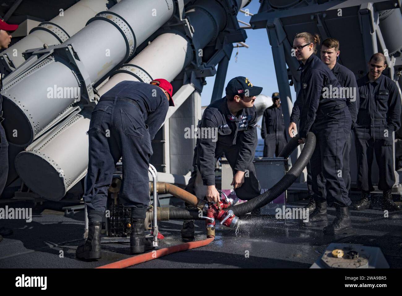 US-Streitkräfte. 180613JI086-153 MITTELMEER (13. Juni 2018) Seeleute, die dem Arleigh-Burke-Klasse-Raketenzerstörer USS Porter (DDG 78) zugeordnet sind, starten während der jährlichen olympischen spiele zur Schadenskontrolle am 13. Juni 2018 eine tragbare Pumpe P-100. Porter, der nach Rota in Spanien eingesetzt wurde, ist auf seiner fünften Patrouille im US-Gebiet der 6. Flotte, um die nationalen Sicherheitsinteressen der USA in Europa und Afrika zu unterstützen. (Foto der US Navy von Mass Communication Specialist 2nd Class Ford Williams/veröffentlicht) Stockfoto