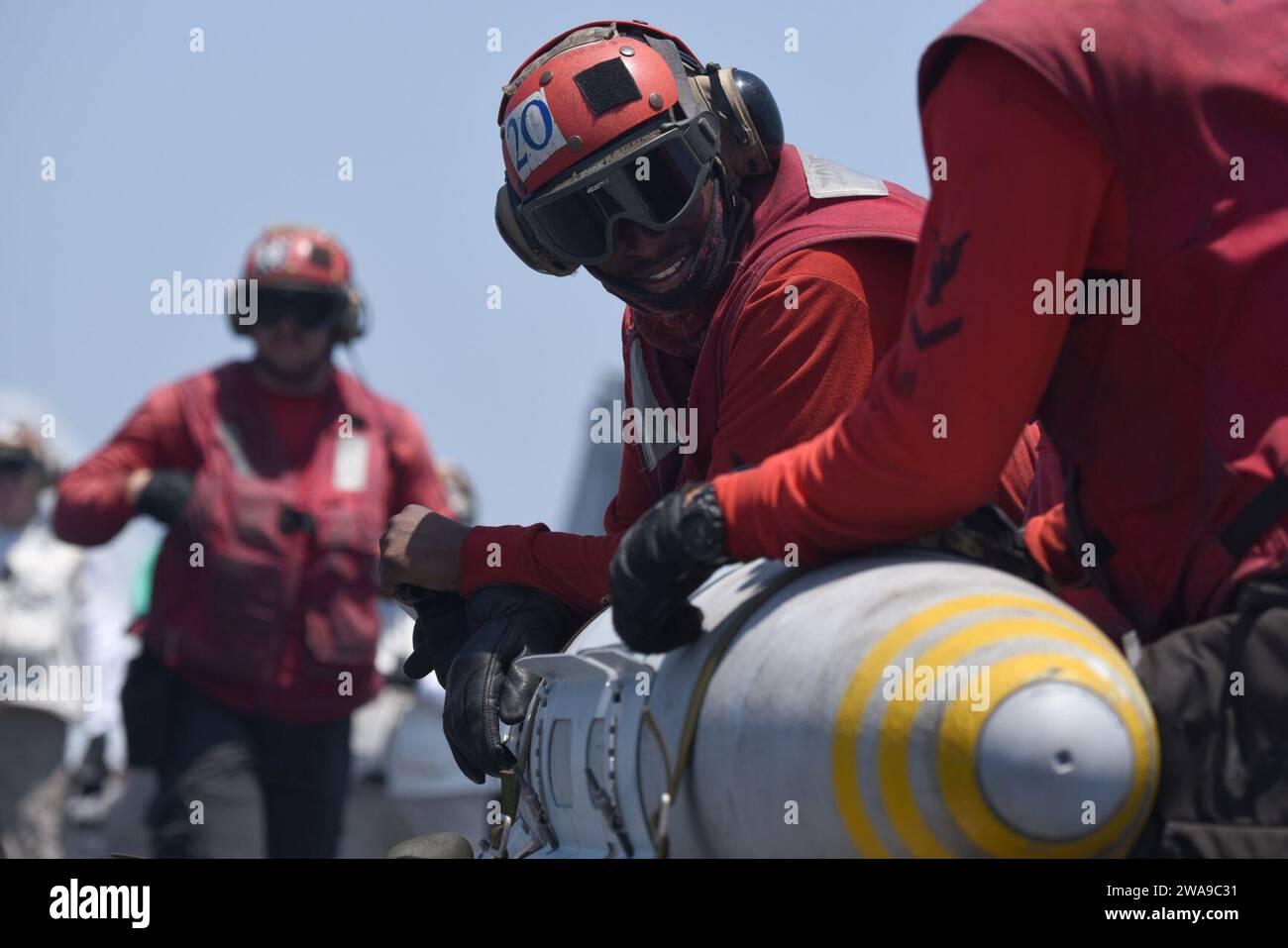 US-Streitkräfte. 180615EA818-0200 MITTELMEER (15. Juni 2018) Luftfahrtorgane 3rd Class Dennis Williams, der der ТFighting CheckmatesУ of Strike Fighter Squadron (VFA) 211 zugeordnet ist, bereitet sich darauf vor, am 15. Juni 2018 Geschütze auf dem Flugdeck auf dem Flugzeugträger USS Harry S. Truman (CVN 75) der Nimitz-Klasse zu bewegen. Als Flaggenschiff der Carrier Strike Group 8 demonstriert Harry S. Trumans Unterstützung der Operation Inhärent Resolve die Fähigkeit und Flexibilität der US Naval Forces und ihre Entschlossenheit, die Terrorgruppe ISIS und ihre Bedrohung zu eliminieren. (Foto der U.S. Navy von Mass Communic Stockfoto