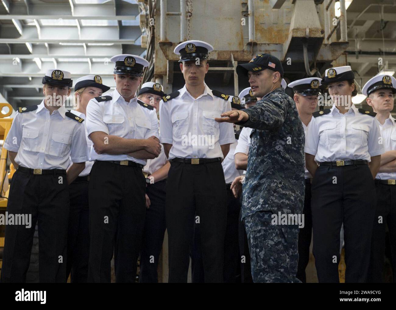 US-Streitkräfte. 180623TJ319-0125 GDYNIA, Polen (23. Juni 2018) Boatswain's Mate 1st Class Joshua Shiek führt Studenten der Polnischen Marineakademie auf einer Tour durch das Dock-Landungsschiff der Harpers Ferry-Klasse USS Oak Hill (LSD 51), 23. Juni 2018. Oak Hill, das in Virginia Beach, Virginia, stationiert ist, führt Marineoperationen im Einsatzgebiet der 6. US-Flotte durch. (Foto der U.S. Navy von Mass Communication Specialist 3rd Class Jessica L. Dowell/veröffentlicht) Stockfoto