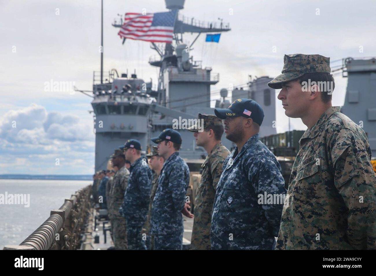 US-Streitkräfte. 180624NZ408-0005 POLEN (24. Juni 2018) US-Marines und Seeleute, die der 26th Marine Expeditionary Unit (MEU) und der Amphibious Ready Group 4 zugewiesen sind, bemannen die Schienen an Bord des Dock-Landungsschiffes der Harpers Ferry-Klasse USS Oak Hill (LSD 51) während der Feier des 100. Geburtstages der polnischen Marine am 24. Juni 2018. Oak Hill, Homeportiert in Virginia Beach, Virginia, und die 26. MEU führen Marineoperationen im Einsatzgebiet der 6. Flotte durch. (U.S. Marine Corps Foto von CPL. Austin Livingston/veröffentlicht) Stockfoto