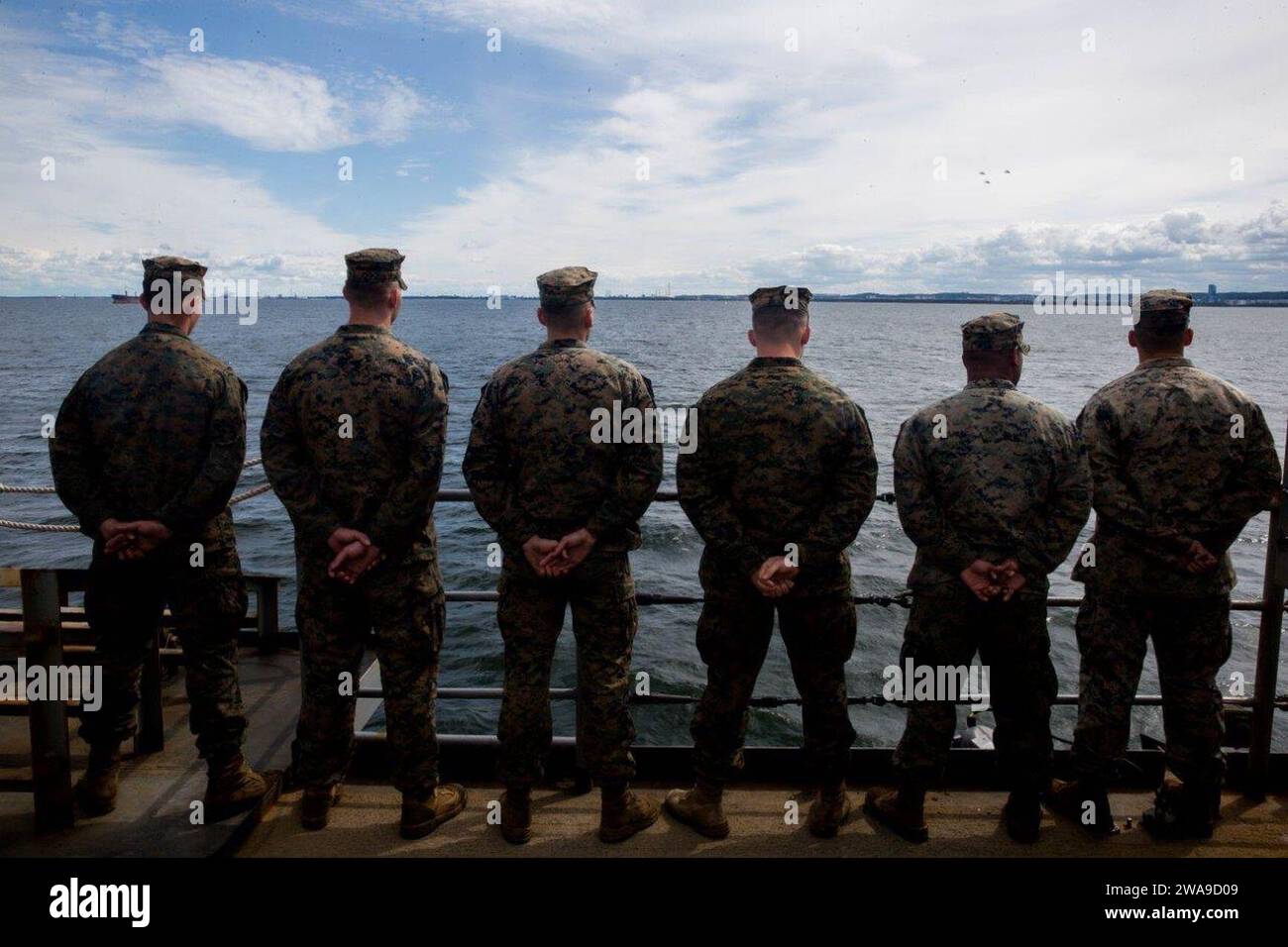 US-Streitkräfte. 180624NZ408-0056 POLEN (24. Juni 2018) US-Marines und Seeleute, die der 26th Marine Expeditionary Unit (MEU) und der Amphibious Ready Group 4 zugewiesen sind, bemannen die Schienen an Bord des Dock-Landungsschiffes der Harpers Ferry-Klasse USS Oak Hill (LSD 51) während der Feier des 100. Geburtstages der polnischen Marine am 24. Juni 2018. Oak Hill, Homeportiert in Virginia Beach, Virginia, und die 26. MEU führen Marineoperationen im Einsatzgebiet der 6. Flotte durch. (Foto des U.S. Marine Corps von CPL. Austin Livingston) Stockfoto