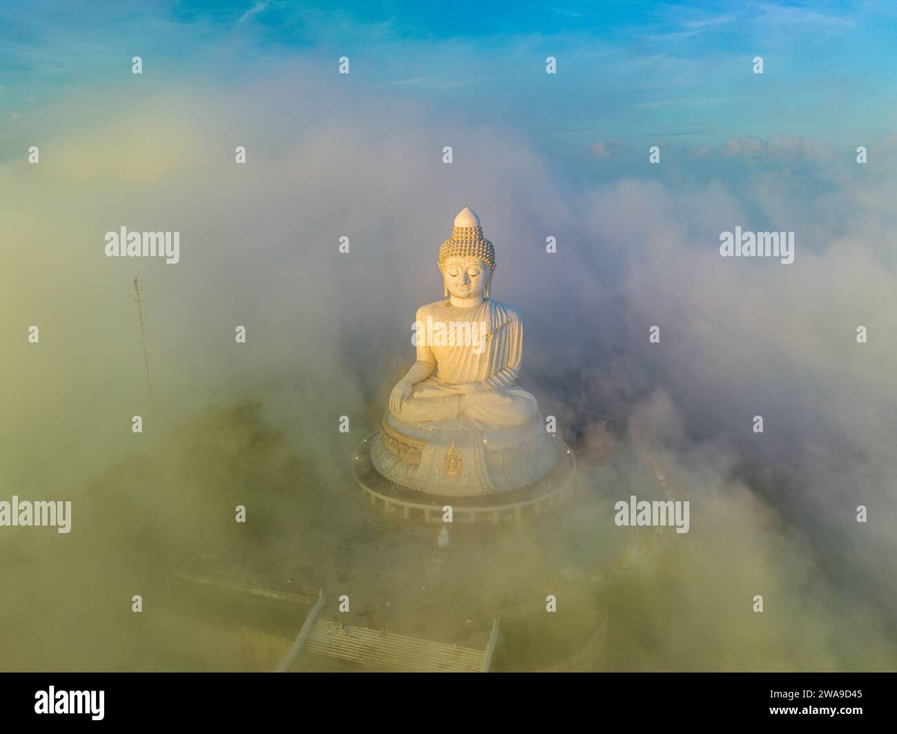 Aus der Vogelperspektive der große Buddha von Phuket kann nur als der Kopf gesehen werden, der aus dem Nebelmeer hinausragt. Phuket großer Buddha im dicken weißen Nebel. Ein Fluf Stockfoto