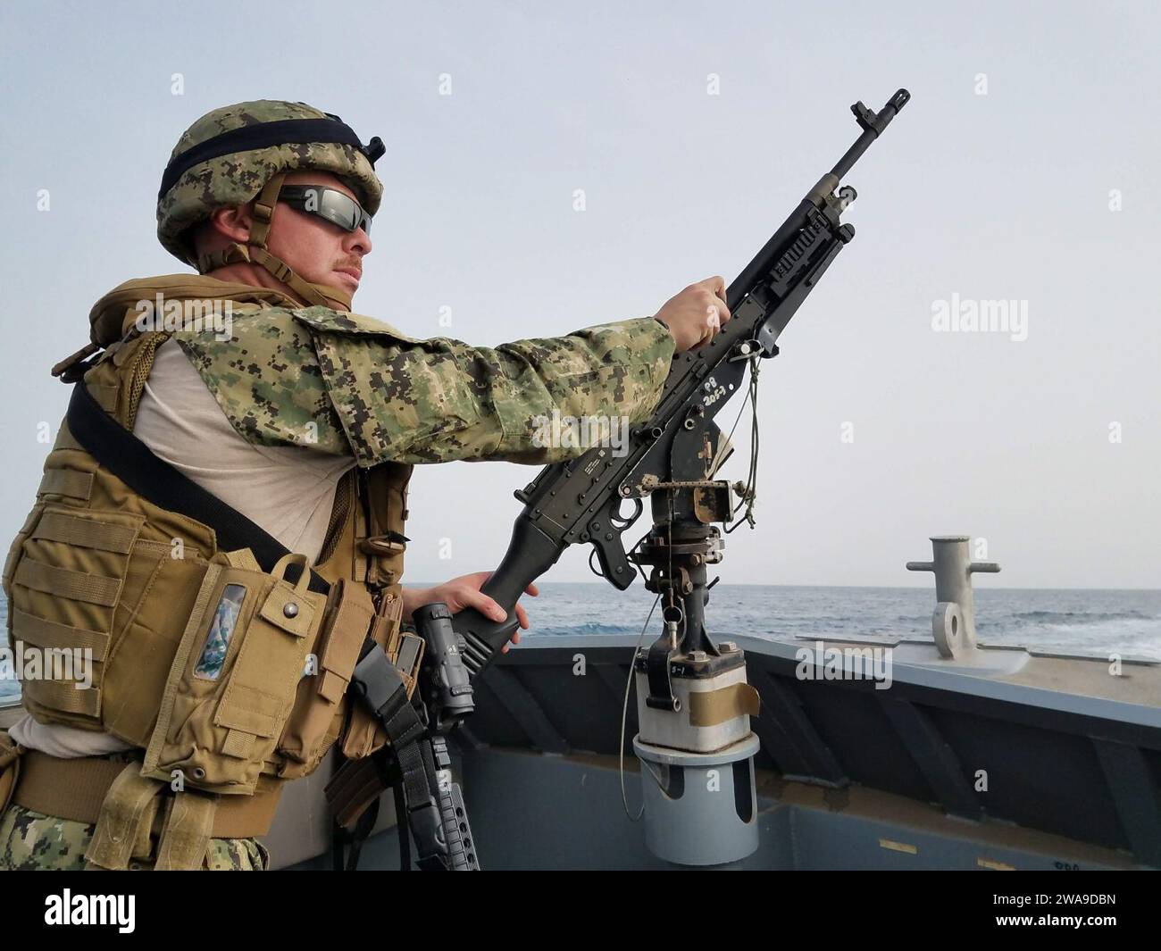 US-Streitkräfte. 180627EH436-016 HAFEN VON TADJOURA, Djibouti (27. Juni 2018) Boatswain’s Mate 1st Class Steve Jacquet, der Task Group (TG) 68 zugewiesen wurde, steht an Bord eines SeaArk Patrouillenbootes im Hafen von Tadjoura, Djibouti, 27. Juni 2018. TG-68,6 wird in das Einsatzgebiet der 6. US-Flotte eingesetzt und führt gemeinsame Marineoperationen durch, oft in Abstimmung mit verbündeten und interinstitutionellen Partnern, um die nationalen Interessen der USA sowie die Sicherheit und Stabilität in Europa und Afrika zu fördern. (U.S. Navy Foto von Quartermaster 2. Klasse 2 Ashley Taylor/veröffentlicht) Stockfoto