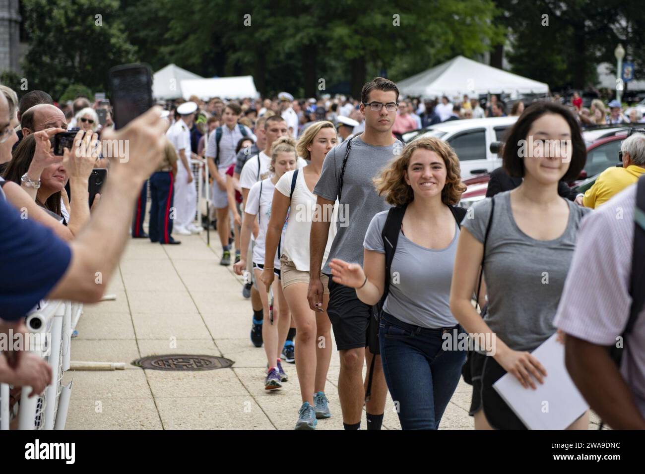 US-Streitkräfte. 180628 MJ922-0010 ANNAPOLIS, Md. (28. Juni 2018) die eingehenden Plobes der Klasse 2022 gehen zu Beginn des Induction Day (I-Day) der U.S. Naval Academy in die Alumni Hall. Der I-Day ist der Beginn einer anspruchsvollen sechswöchigen Indoktrinierungsphase namens Plebe Summer, die die Studenten vom zivilen in das militärische Leben überführen soll. (Foto der US Navy von Mass Communication Specialist 2nd Class Kaitlin Rowell/veröffentlicht) Stockfoto