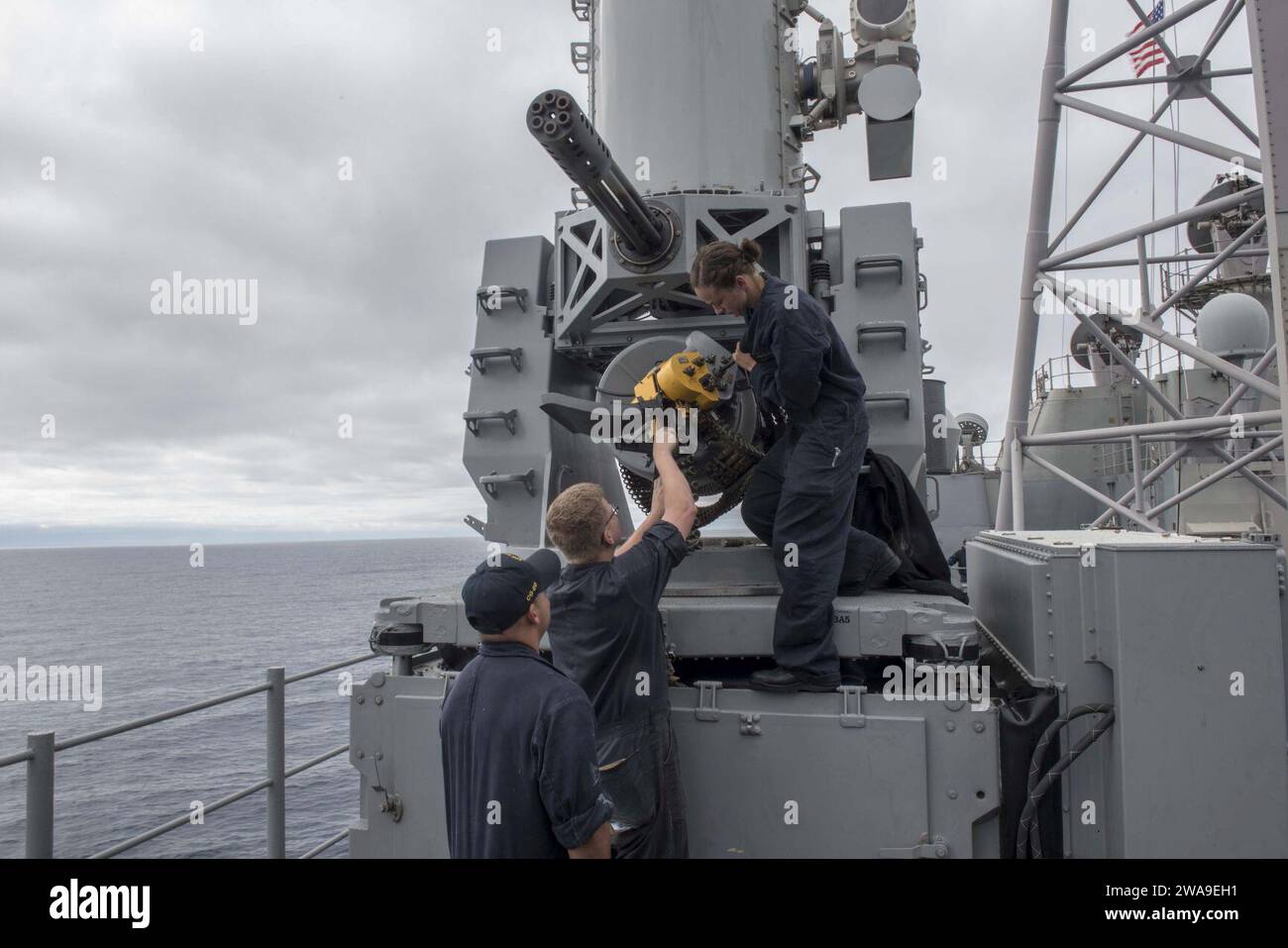 US-Streitkräfte. 180707DZ642-0042 ATLANTISCHER OZEAN (7. Juli 2018) Fire Controlman 2nd Class Bradley Allen (Left) und Fire Controlman 2nd Class Britany Shampang führen Wartungsarbeiten an einem Nahwaffensystem (CIWS) an Bord des Lenkraketenkreuzers USS Normandie (CG 60) durch. Die Normandie ist derzeit Teil der Harry S. Truman Carrier Strike Group. Mit Harry S. Truman als Flaggschiff wurden Stab, Schiffe und Flugzeuge der Carrier Strike Group (CSG) 8, der Destroyer Squadron (DESRON) 28 und des Carrier Air Wing (CVW) 1 sowie der Sachsen-Klasse FG eingesetzt Stockfoto