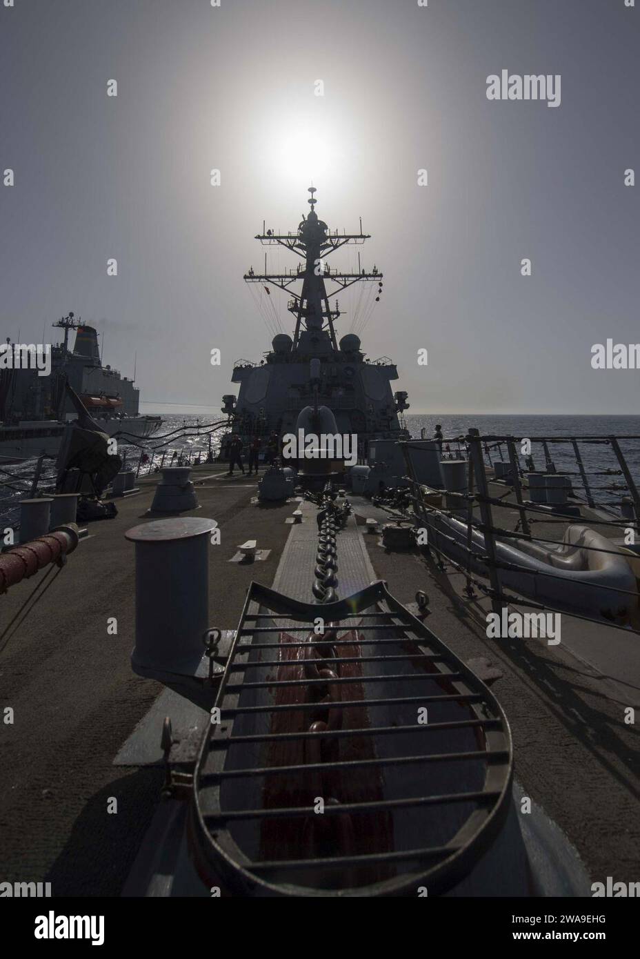 US-Streitkräfte. 180707IC246-0072 MITTELMEER (7. Juli 2018) der Lenkraketenzerstörer USS Arleigh Burke (DDG 51) führt eine laufende Auffüllung mit dem Flottenauffüllöler USNS Leroy Grumman (T-AO 195) durch. Mit dem Flugzeugträger USS Harry S. Truman (CVN 75) als Flaggschiff wurden Stab, Schiffe und Flugzeuge der Carrier Strike Group (CSG) 8, der Destroyer Squadron (DESRON) 28 und des Carrier Air Wing (CVW) 1 sowie der deutschen FGS Hessen (F 221) eingesetzt. (Foto der US Navy von Seaman Raymond Maddocks, Spezialist für Massenkommunikation, veröffentlicht) Stockfoto