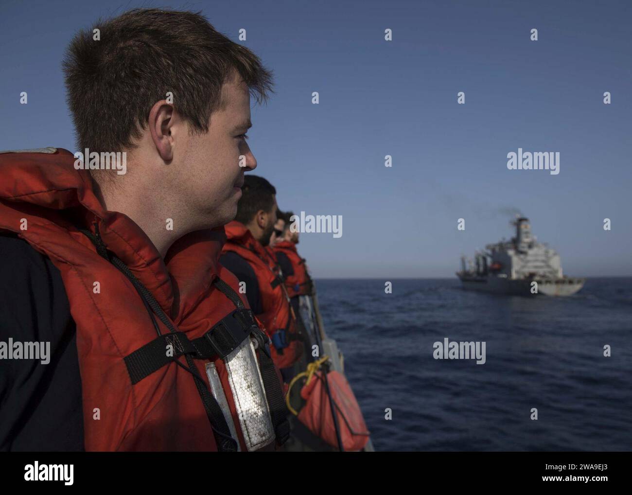 US-Streitkräfte. 180707IC246-0008 MITTELMEER (7. Juli 2018) Seeleute an Bord des Raketenzerstörers USS Arleigh Burke (DDG 51) bemannen die Schienen, während das Schiff neben dem Flottenauffüllöler USNS Leroy Grumman (T-AO 195) kommt. Mit dem Flugzeugträger USS Harry S. Truman (CVN 75) als Flaggschiff wurden Stab, Schiffe und Flugzeuge der Carrier Strike Group (CSG) 8, der Destroyer Squadron (DESRON) 28 und des Carrier Air Wing (CVW) 1 sowie der deutschen FGS Hessen (F 221) eingesetzt. (Foto der US Navy von dem Spezialist für Massenkommunikation, Seaman Raymond Maddock Stockfoto