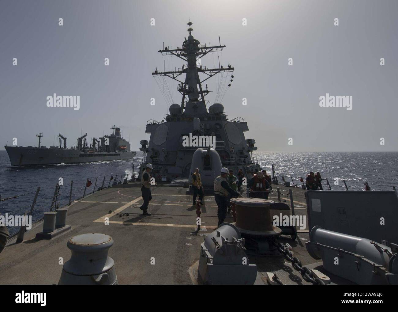 US-Streitkräfte. 180707IC246-0158 MITTELMEER (7. Juli 2018) der Lenkraketenzerstörer USS Arleigh Burke (DDG 51) führt eine laufende Auffüllung mit dem Flottenauffüllöler USNS Leroy Grumman (T-AO 195) durch. Mit dem Flugzeugträger USS Harry S. Truman (CVN 75) als Flaggschiff wurden Stab, Schiffe und Flugzeuge der Carrier Strike Group (CSG) 8, der Destroyer Squadron (DESRON) 28 und des Carrier Air Wing (CVW) 1 sowie der deutschen FGS Hessen (F 221) eingesetzt. (Foto der US Navy von Seaman Raymond Maddocks, Spezialist für Massenkommunikation, veröffentlicht) Stockfoto