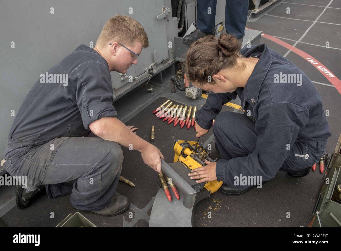 US-Streitkräfte. 180707DZ642-0027 ATLANTISCHER OZEAN (7. Juli 2018) Fire Controlman 2nd Class Bradley Allen (Left) und Fire Controlman 2nd Class Britany Shampang führen Wartungsarbeiten an einem Nahwaffensystem (CIWS) an Bord des Lenkraketenkreuzers USS Normandie (CG 60) durch. Die Normandie ist derzeit Teil der Harry S. Truman Carrier Strike Group. Mit Harry S. Truman als Flaggschiff wurden Stab, Schiffe und Flugzeuge der Carrier Strike Group (CSG) 8, der Destroyer Squadron (DESRON) 28 und des Carrier Air Wing (CVW) 1 sowie der Sachsen-Klasse FG eingesetzt Stockfoto