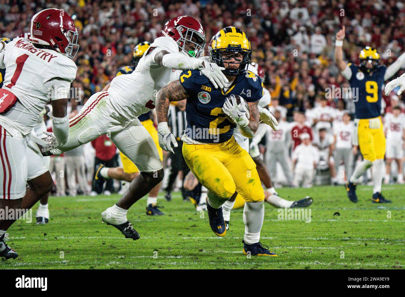 Michigan Wolverines Running Back Blake Corum (2) leitet den Ball für den siegreichen Touchdown während der Überstunden des CFP Semifinals bei der Rose Bowl Game ag Stockfoto