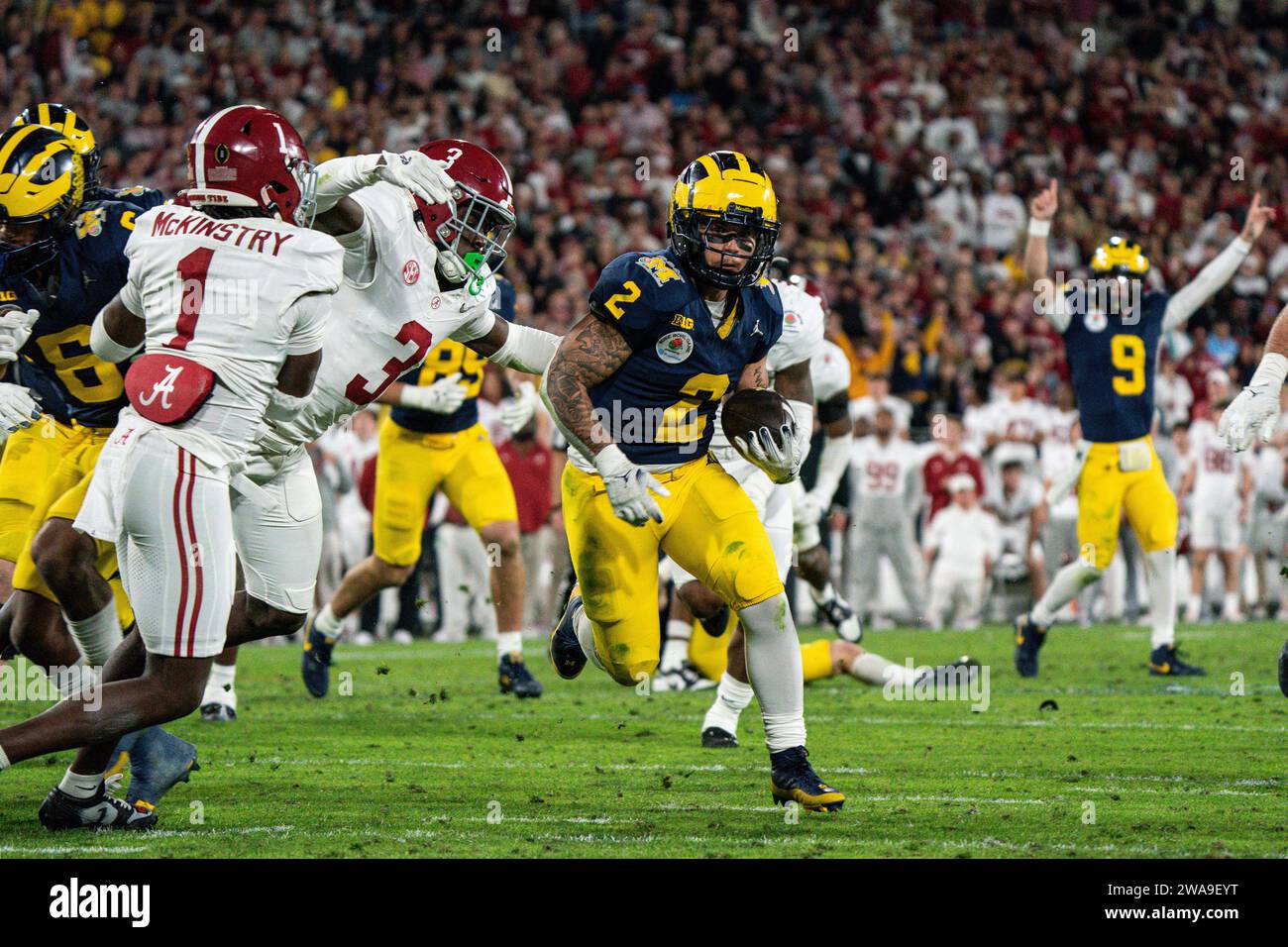 Michigan Wolverines Running Back Blake Corum (2) leitet den Ball für den siegreichen Touchdown während der Überstunden des CFP Semifinals bei der Rose Bowl Game ag Stockfoto