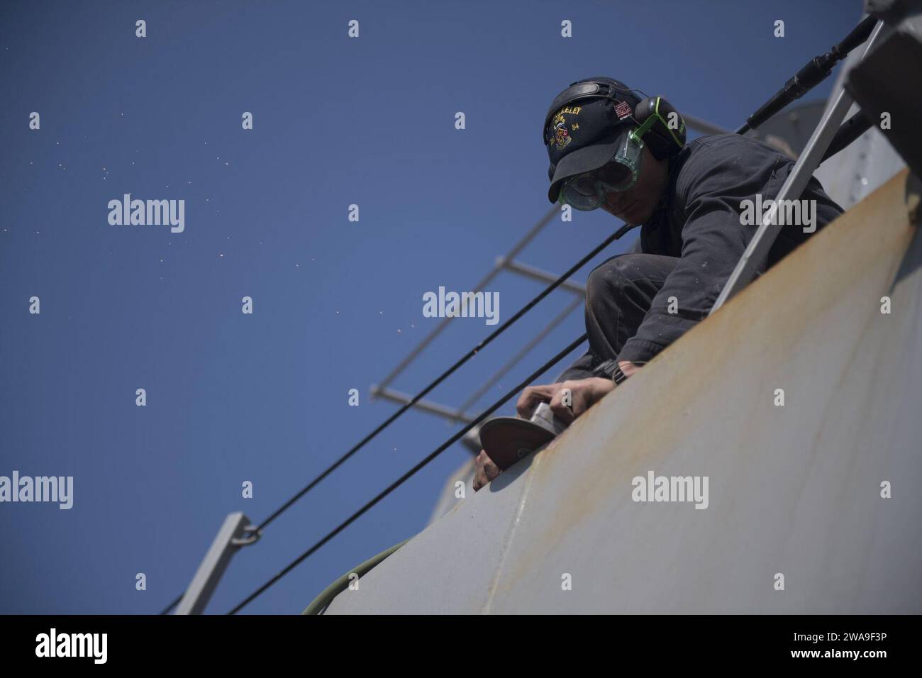 US-Streitkräfte. 180712EV253-080 ATLANTISCHER OZEAN (12. Juli 2018) Seaman Calvin Davies hält an Bord des Lenkraketenzerstörers USS Bulkeley (DDG) der Arleigh-Burke-Klasse (DDG 84) am 12. Juli 2018. Bulkeley, Homeportiert auf der Marinestation Norfolk, führt Marineoperationen im Gebiet der 6. Flotte durch, um die nationalen Sicherheitsinteressen der USA in Europa und Afrika zu unterstützen. (Foto der U.S. Navy von Mass Communication Specialist 3rd Class Sara Eshleman/veröffentlicht) Stockfoto