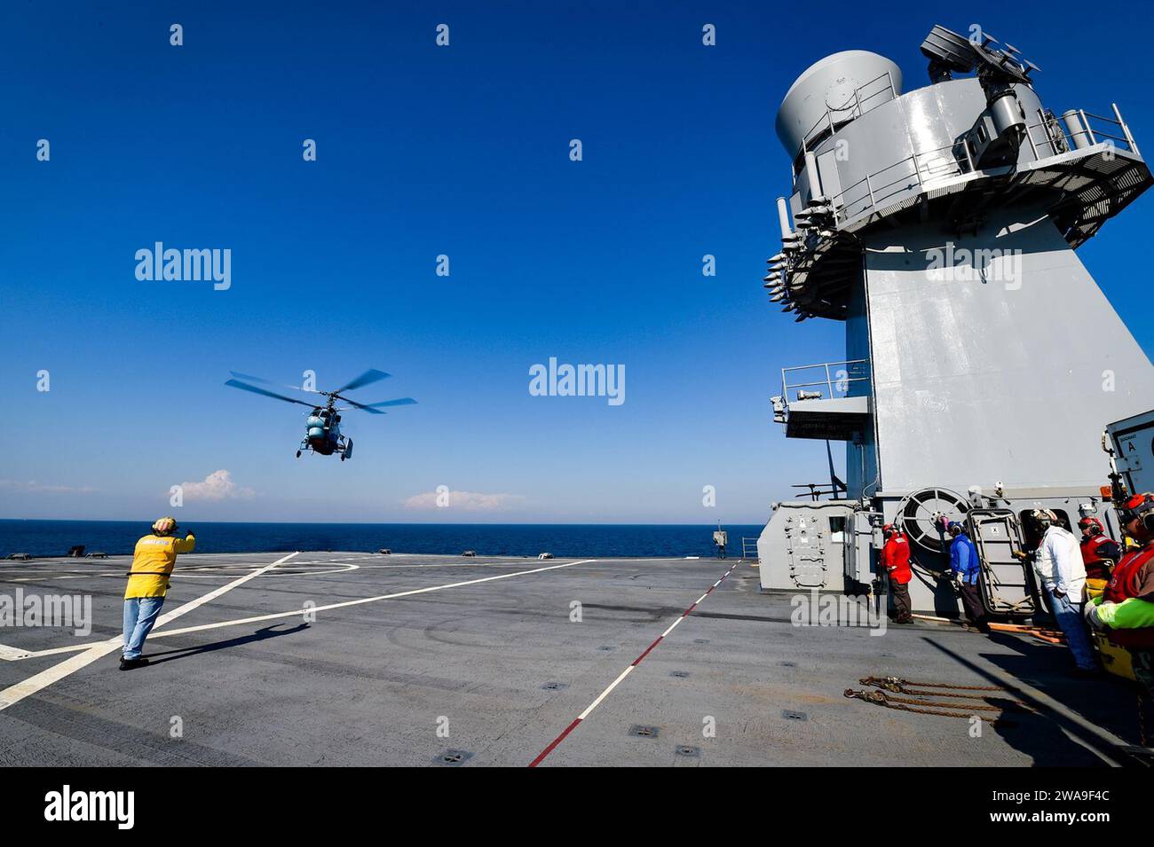 US-Streitkräfte. 180711XT273-628 BLACK SEA (11. Juli 2018) Ein ukrainischer Ka-27-Hubschrauber bereitet sich auf die Landung an Bord des Kommandoschiffs der Blue Ridge-Klasse USS Mount Whitney (LCC 20) im Schwarzen Meer vor, während der Übung Sea Breeze 2018, 11. Juli. Sea Breeze ist eine von den USA und der Ukraine gemeinsam veranstaltete multinationale maritime Übung, die im Schwarzen Meer stattfindet und die Interoperabilität der teilnehmenden Nationen verbessert und die Sicherheit des Seeverkehrs in der Region erhöht. (Foto der US Navy von Mass Communication Specialist 1st Class Justin Stumberg/veröffentlicht) Stockfoto