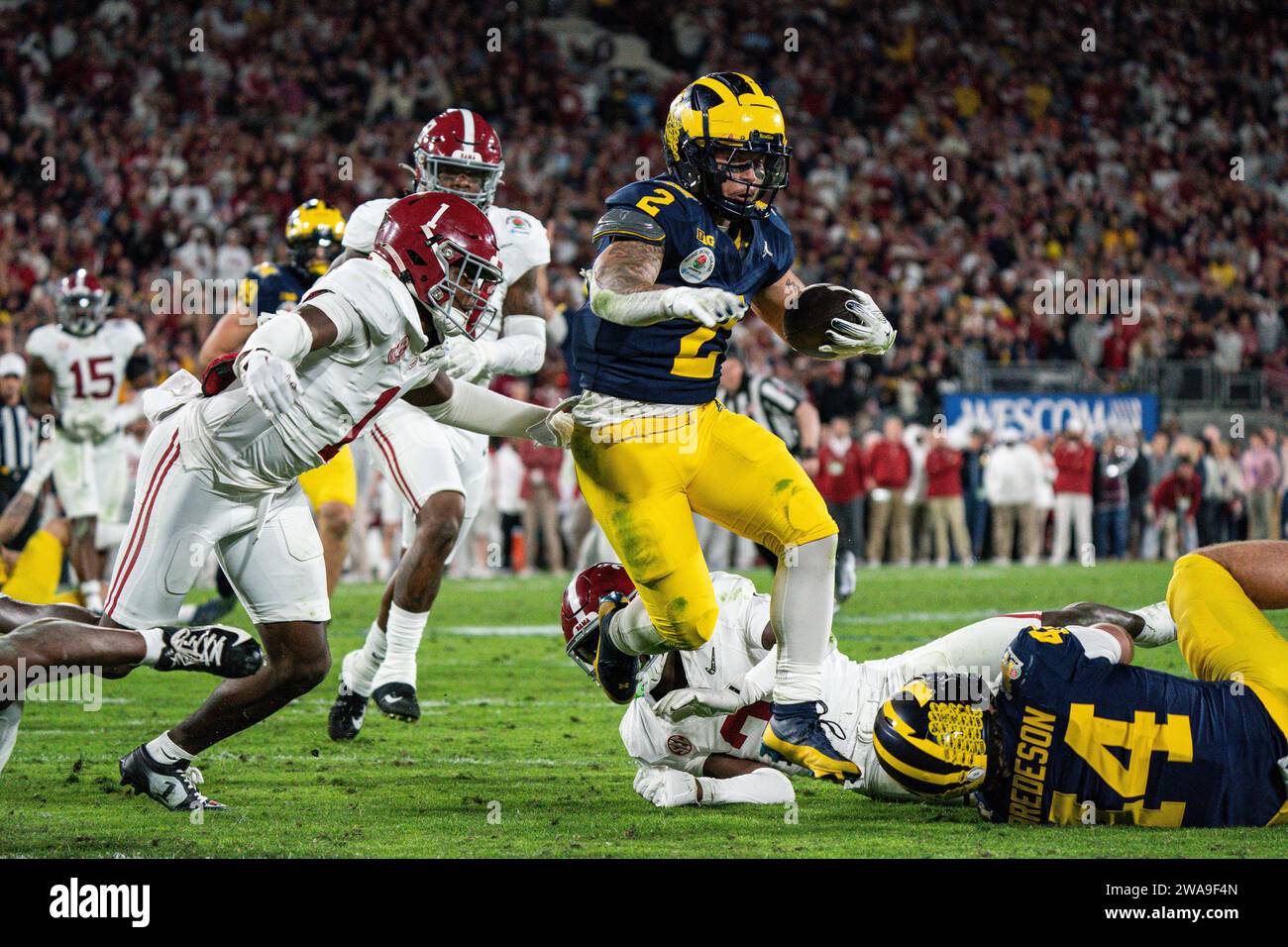 Michigan Wolverines Running Back Blake Corum (2) leitet den Ball für den siegreichen Touchdown während der Überstunden des CFP Semifinals bei der Rose Bowl Game ag Stockfoto