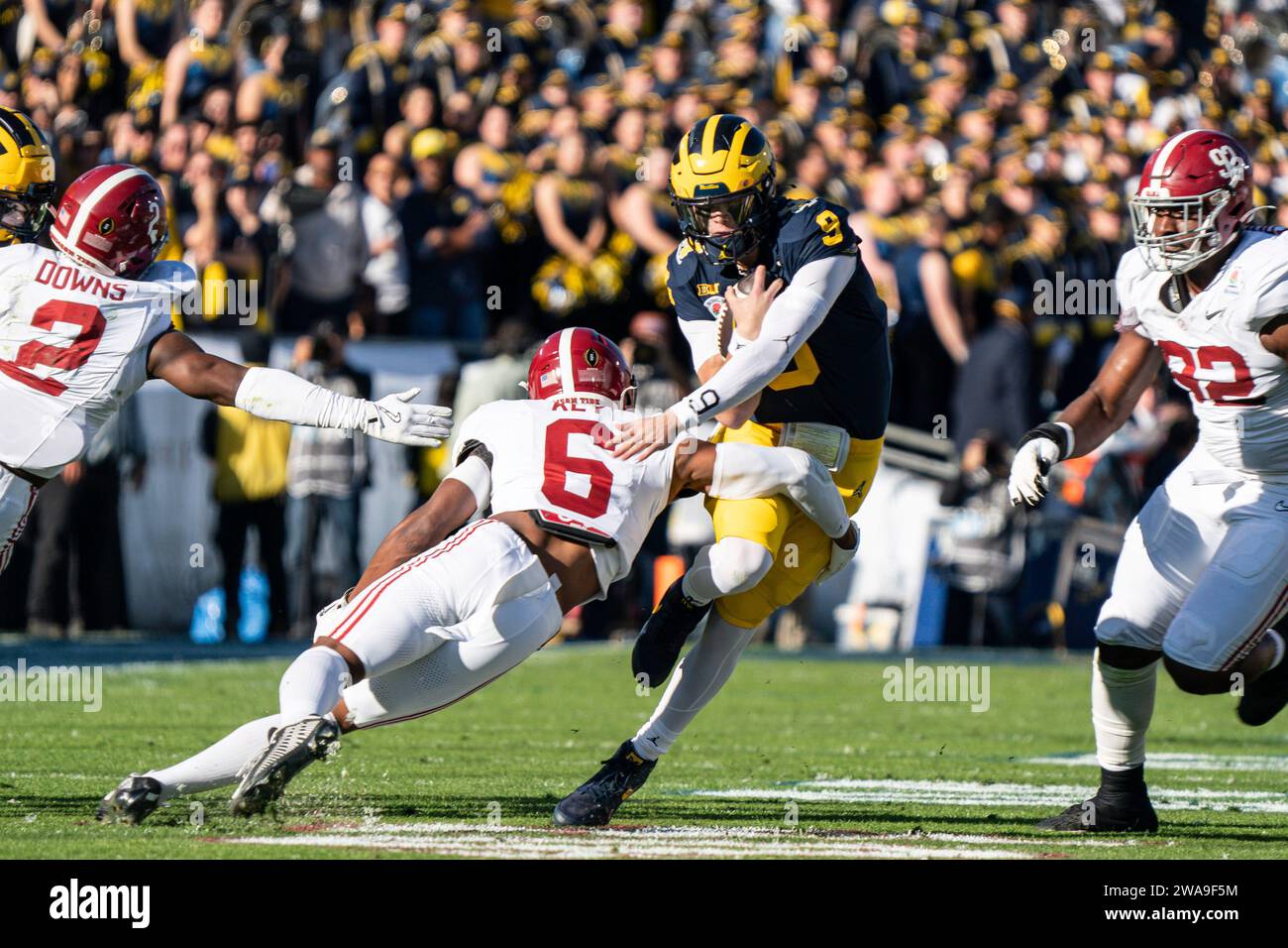 Michigan Wolverines Quarterback J.J. McCarthy (9) wird im CFP-Halbfinale bei den Ros von Alabama Crimson Tide verteidigt Stockfoto