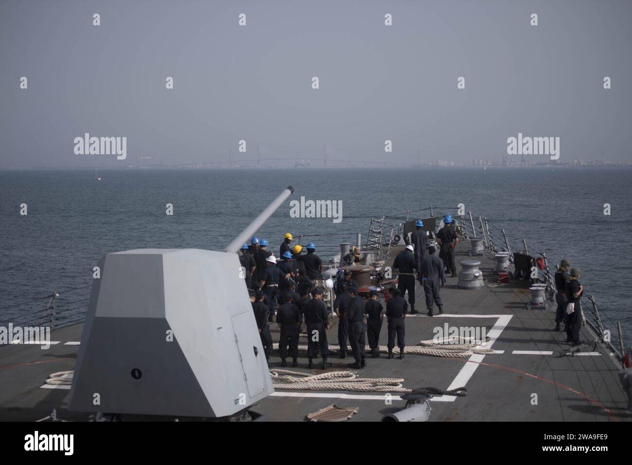 US-Streitkräfte. 180804EV253-197 MARINESTÜTZPUNKT ROTA, Spanien (4. August 2018) der Arleigh-Burke-Klasse-Raketenzerstörer USS Bulkeley (DDG 84) verlässt die Marinestützung Rota, Spanien, 4. August 2018. Bulkeley, Homeportiert auf der Marinestation Norfolk, führt Marineoperationen im Gebiet der 6. Flotte durch, um die nationalen Sicherheitsinteressen der USA in Europa und Afrika zu unterstützen. (Foto der U.S. Navy von Mass Communication Specialist 3rd Class Sara Eshleman/veröffentlicht) Stockfoto