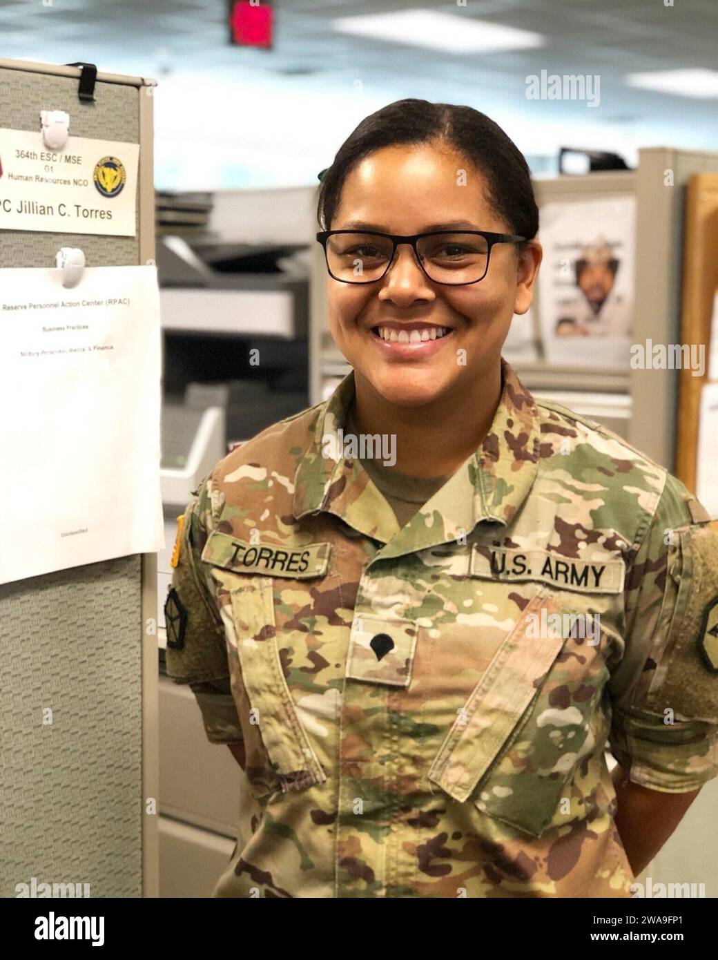 US-Streitkräfte. Jillian Torres, Unteroffizier des 364th Sustainment Command (Expeditionary), macht eine kurze Pause von der Überprüfung der Personalbereitschaftsberichte während der Kampfübungsversammlung am 26. August 2018 im Armed Forces Reserve Center in Marysville, Washington. Stockfoto