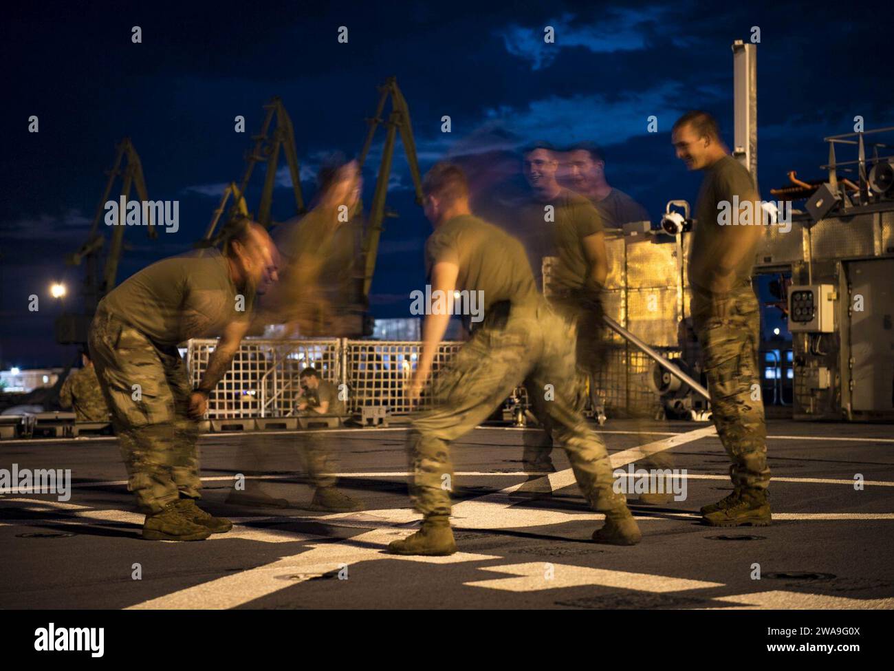 US-Streitkräfte. POTI, Georgia (18. August 2018) Soldaten der US-Armee, die der Bravo Kompanie, 2. Bataillon, 5. Kavallerie-Regiment, 1. Panzerbrigade Combat Team, 1. Kavallerie-Division zugewiesen sind, an Bord des Schnelltransportschiffs USNS Carson City (T-EPF 7), als das Schiff Poti, Georgia, 18. August 2018 verlässt. Carson City ist das siebte von neun Schnelltransportschiffen im Inventar des Military Sealift Command mit der Hauptaufgabe, den schnellen Transport von militärischer Ausrüstung und Personal im Theater über die 20.000 Quadratmeter große, rekonfigurierbare Missionsbucht und das Gelände zu ermöglichen Stockfoto