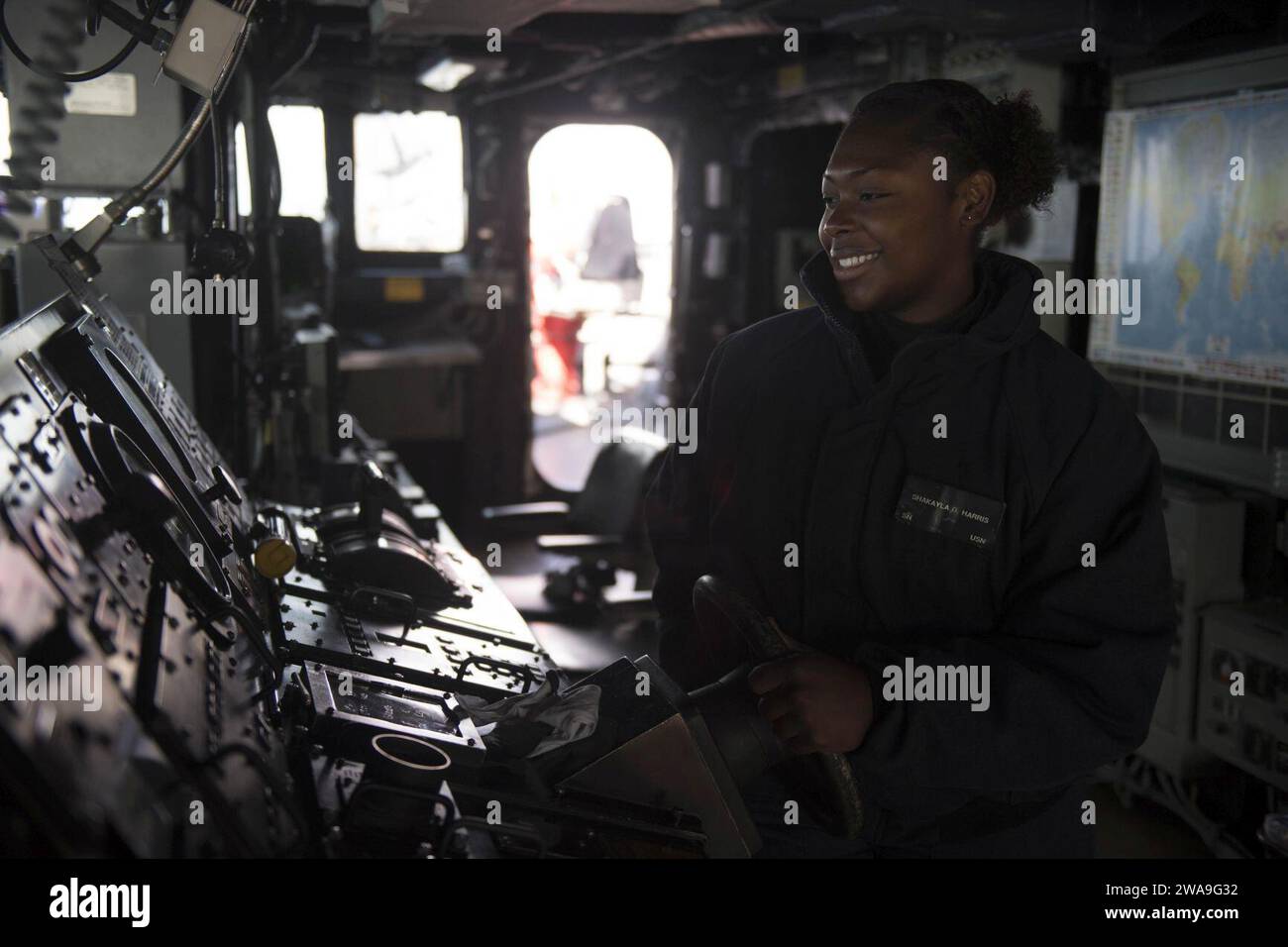 US-Streitkräfte. 180826EV253-033 ATLANTISCHER OZEAN (26. August 2018) Seaman Shakayla Harris bemannt das Ruder an Bord des Arleigh-Burke-Klasse-Raketenzerstörers USS Bulkeley (DDG 84), 26. August 2018. Bulkeley, Homeportiert auf der Marinestation Norfolk, führt Marineoperationen im Gebiet der 6. Flotte durch, um die nationalen Sicherheitsinteressen der USA in Europa und Afrika zu unterstützen. (Foto der U.S. Navy von Mass Communication Specialist 3rd Class Sara Eshleman/veröffentlicht) Stockfoto
