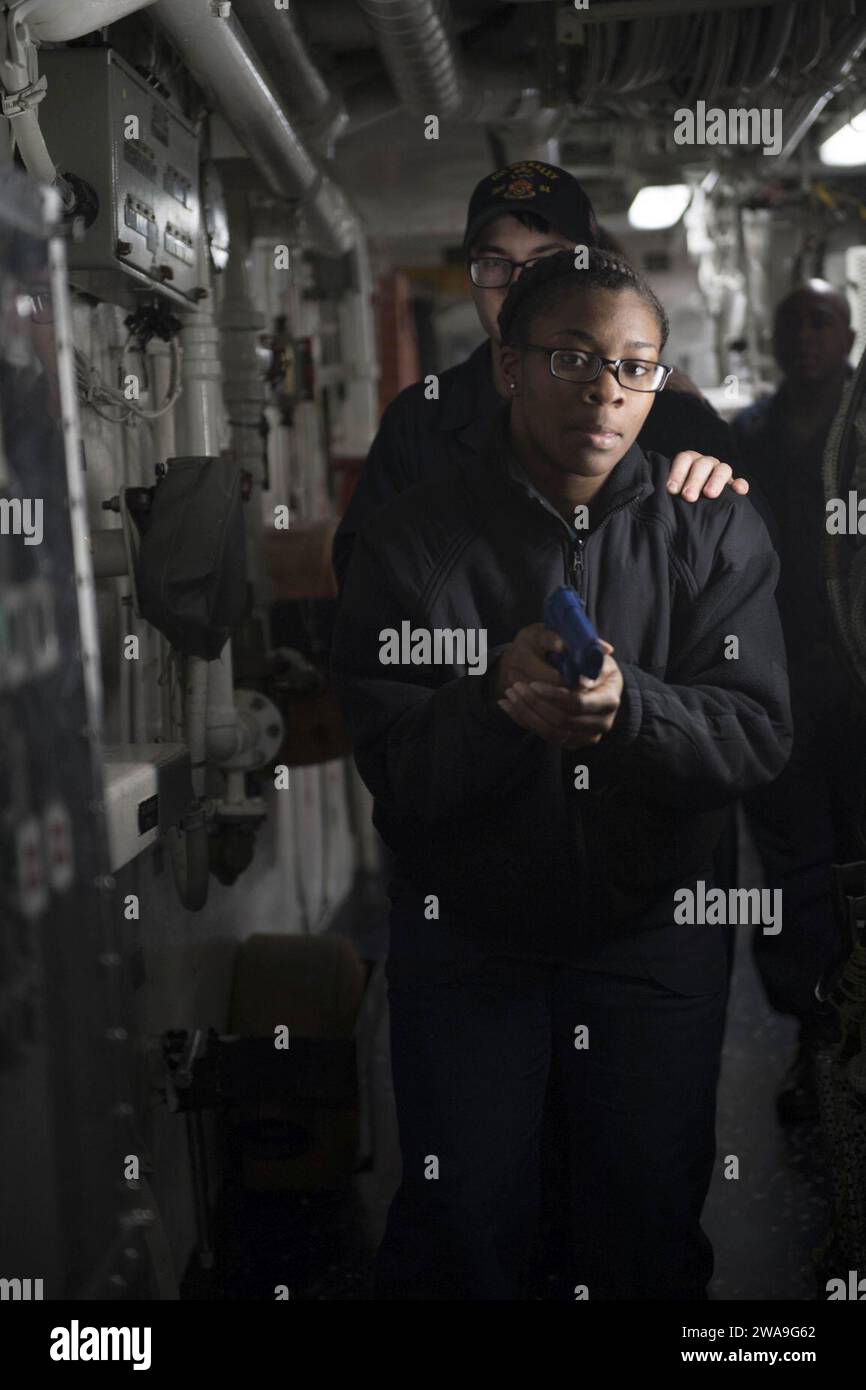 US-Streitkräfte. 180829EV253-016 ATLANTISCHER OZEAN (29. August 2018) Seeleute nehmen am Training der Sicherheitskräfte an Bord des Lenkraketenzerstörers USS Bulkeley (DDG 84) 2018 der Arleigh-Burke-Klasse Teil. Bulkeley, Homeportiert auf der Marinestation Norfolk, führt Marineoperationen im Gebiet der 6. Flotte durch, um die nationalen Sicherheitsinteressen der USA in Europa und Afrika zu unterstützen. (Foto der U.S. Navy von Mass Communication Specialist 3rd Class Sara Eshleman/veröffentlicht) Stockfoto