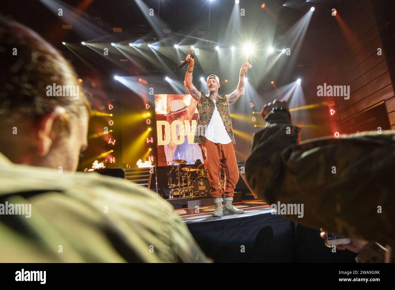 US-Streitkräfte. Florida Georgia Line tritt für Service-Mitglieder auf, die persönlich und rund um den Globus durch Streaming-Video auf der World's Biggest USO Tour in Washington, D.C., 13. September 2018. Darbietungen von Florida Georgia Line, Schauspieler und Komiker Adam Devine und Celebrity Chef Robert Irvine wurden an 88 USO-Standorten in den USA und weltweit live gestreamt. (DOD-Foto von Navy Petty Officer 1. Klasse Dominique A. Pineiro) Stockfoto