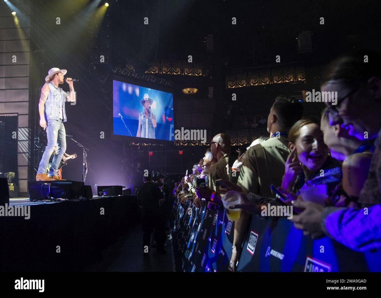 US-Streitkräfte. Florida Georgia Line tritt für Service-Mitglieder auf, die persönlich und rund um den Globus durch Streaming-Video auf der World's Biggest USO Tour in Washington, D.C., 13. September 2018. Darbietungen von Florida Georgia Line, Schauspieler und Komiker Adam Devine und Celebrity Chef Robert Irvine wurden an 88 USO-Standorten in den USA und weltweit live gestreamt. (DOD-Foto von Navy Petty Officer 1. Klasse Dominique A. Pineiro) Stockfoto