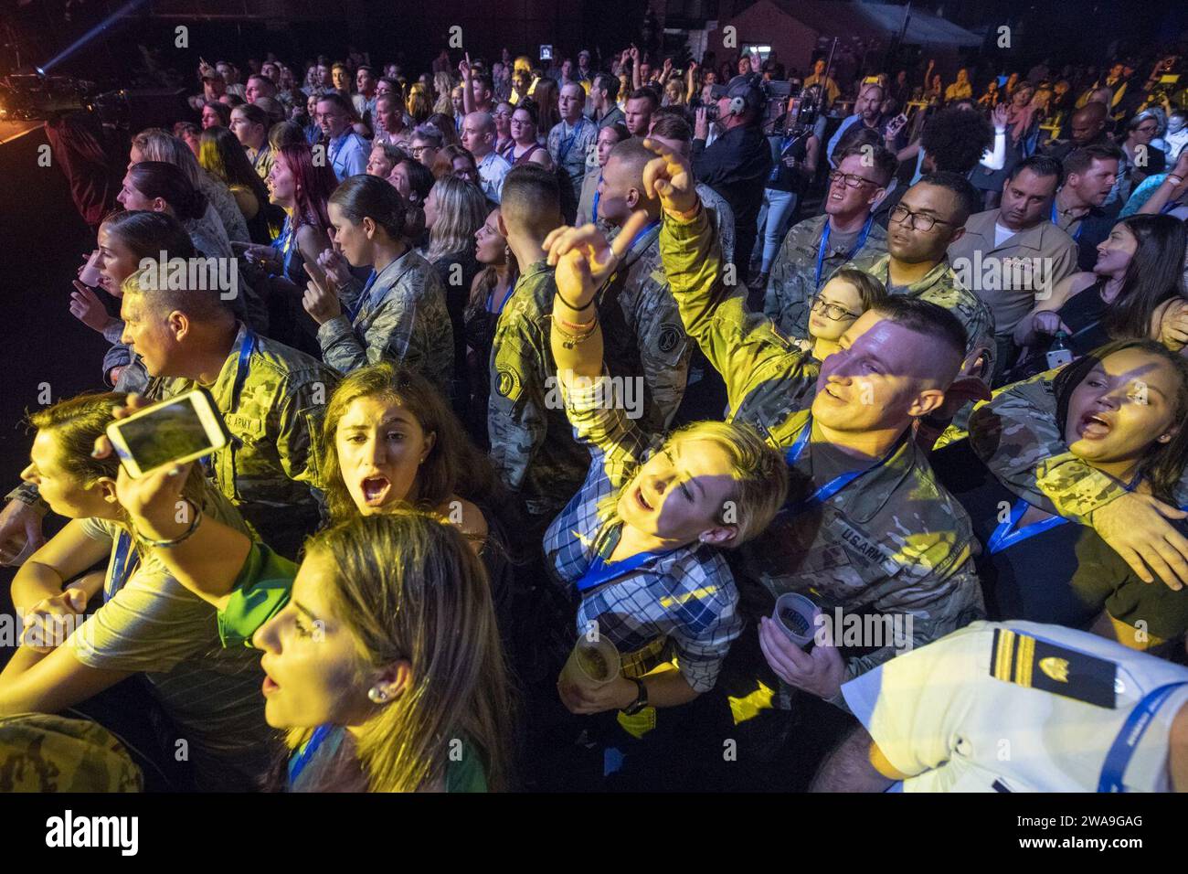 US-Streitkräfte. Florida Georgia Line tritt für Service-Mitglieder auf, die persönlich und rund um den Globus durch Streaming-Video auf der World's Biggest USO Tour in Washington, D.C., 13. September 2018. Darbietungen von Florida Georgia Line, Schauspieler und Komiker Adam Devine und Celebrity Chef Robert Irvine wurden an 88 USO-Standorten in den USA und weltweit live gestreamt. (DOD-Foto von Navy Petty Officer 1. Klasse Dominique A. Pineiro) Stockfoto