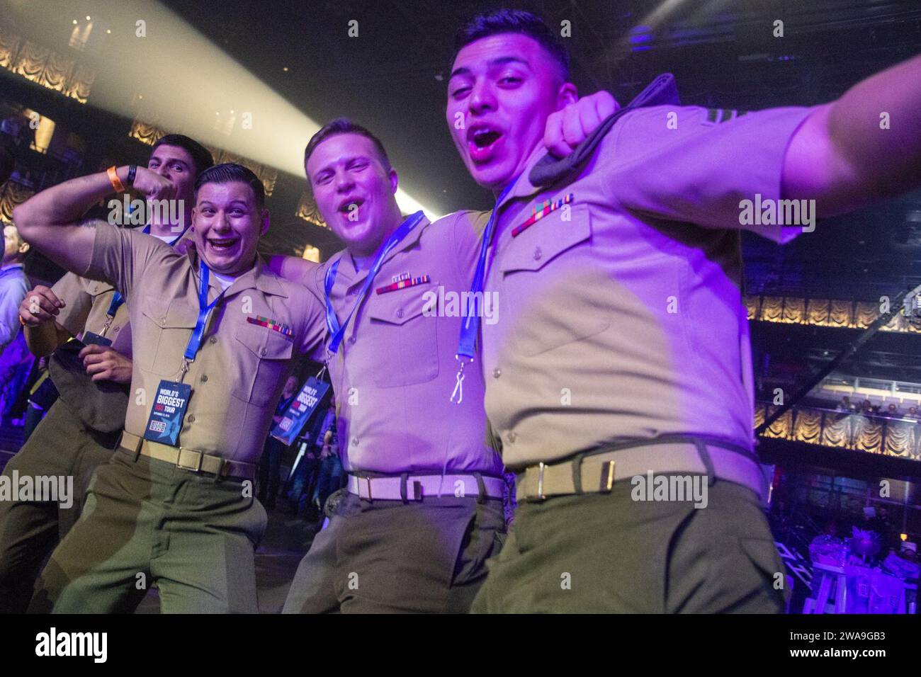 US-Streitkräfte. Die Marines tanzen zur Florida Georgia Line, während sie für Mitglieder des Militärs auftreten, die persönlich und rund um den Globus durch Streaming-Video auf der World's Biggest USO Tour in Washington, D.C., 13. September 2018. Darbietungen von Florida Georgia Line, Schauspieler und Komiker Adam Devine und Celebrity Chef Robert Irvine wurden an 88 USO-Standorten in den USA und weltweit live gestreamt. (DOD-Foto von Navy Petty Officer 1. Klasse Dominique A. Pineiro) Stockfoto