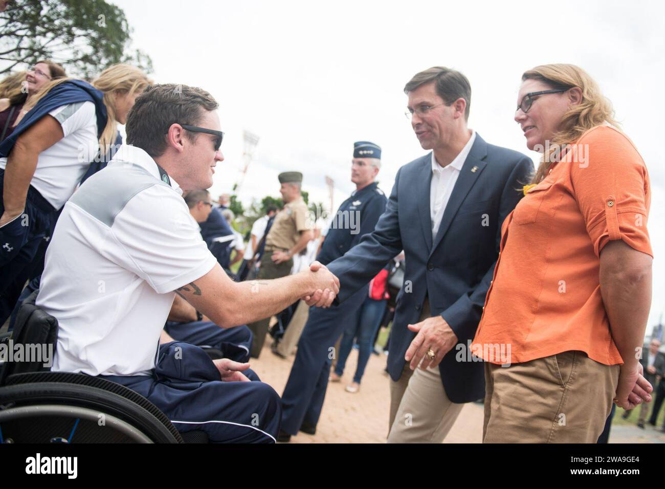 US-Streitkräfte. Der US-Militärminister Dr. Mark T. Esper und seine Frau Leah treffen sich vor der Eröffnungszeremonie der Invictus Games Sydney 2018 in Sydney, New South Wales, Australien, am 20. Oktober 2018. Die Invictus Games sind ein internationales Sportereignis, bei dem aktuelle und ehemalige verletzte, kranke oder verletzte Servicemitarbeiter aus 18 Nationen in 12 adaptiven Sportarten antreten, darunter Bogenschießen, Leichtathletik, Indoor Rudern, Powerlifting, Rennradfahren, Fahrerherausforderung, Segeln, Sitzen Volleyball, Schwimmen, Rollstuhl-Basketball, Rollstuhl-Rugby und Rollstuhl Stockfoto