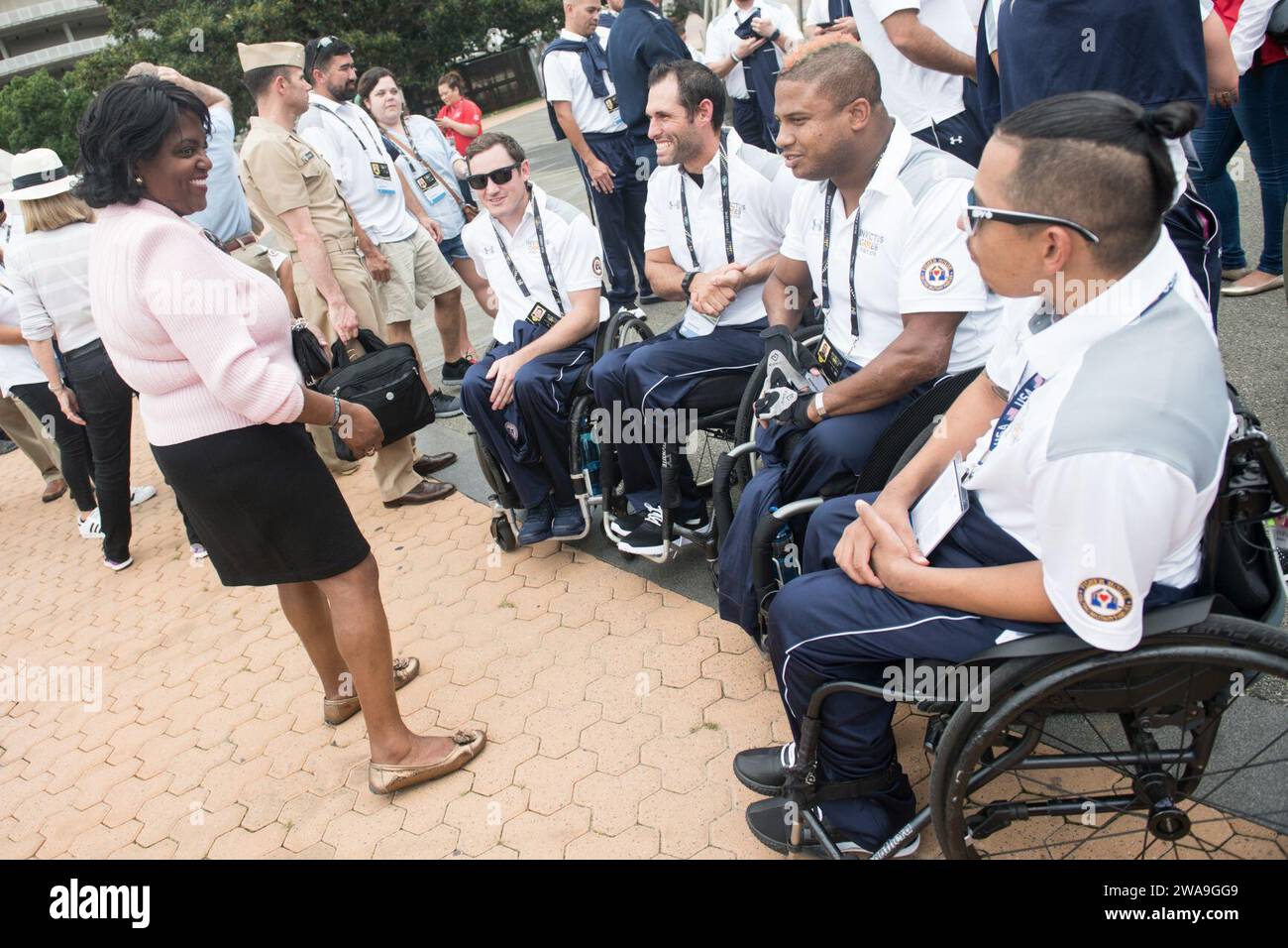 US-Streitkräfte. Frau Jacquelyn Hayes-Byrd, US Department of Veterans Affairs, traf sich mit den US-Konkurrenten, Familien und Mitarbeitern vor der Eröffnungszeremonie der Invictus Games Sydney 2018 in Sydney, New South Wales, Australien; 20. Oktober 2018. Die Invictus Games sind ein internationales Sportereignis, bei dem aktuelle und ehemalige verletzte, kranke oder verletzte Servicemitarbeiter aus 18 Nationen in 12 adaptiven Sportarten antreten, darunter Bogenschießen, Leichtathletik, Indoor Rudern, Powerlifting, Rennradfahren, Fahrerherausforderung, Segeln, Sitzen vo Stockfoto