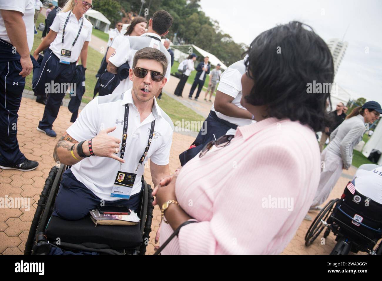 US-Streitkräfte. Frau Jacquelyn Hayes-Byrd, US Department of Veterans Affairs, traf sich mit den US-Konkurrenten, Familien und Mitarbeitern vor der Eröffnungszeremonie der Invictus Games Sydney 2018 in Sydney, New South Wales, Australien; 20. Oktober 2018. Die Invictus Games sind ein internationales Sportereignis, bei dem aktuelle und ehemalige verletzte, kranke oder verletzte Servicemitarbeiter aus 18 Nationen in 12 adaptiven Sportarten antreten, darunter Bogenschießen, Leichtathletik, Indoor Rudern, Powerlifting, Rennradfahren, Fahrerherausforderung, Segeln, Sitzen vo Stockfoto