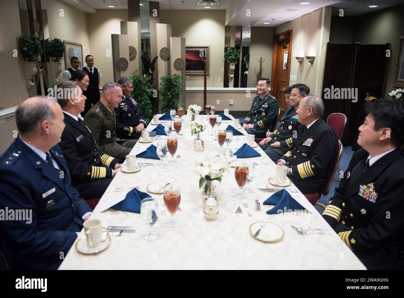 US-Streitkräfte. US-Vorsitzender der Joint Chiefs of Staff General Joe Dunford lädt seine japanischen und koreanischen Kollegen nach multilateralen Treffen im Pentagon am 26. Oktober 2018 zum Mittagessen ein. (DOD-Foto von James K. McCann, US-Army-Sgt.) Stockfoto