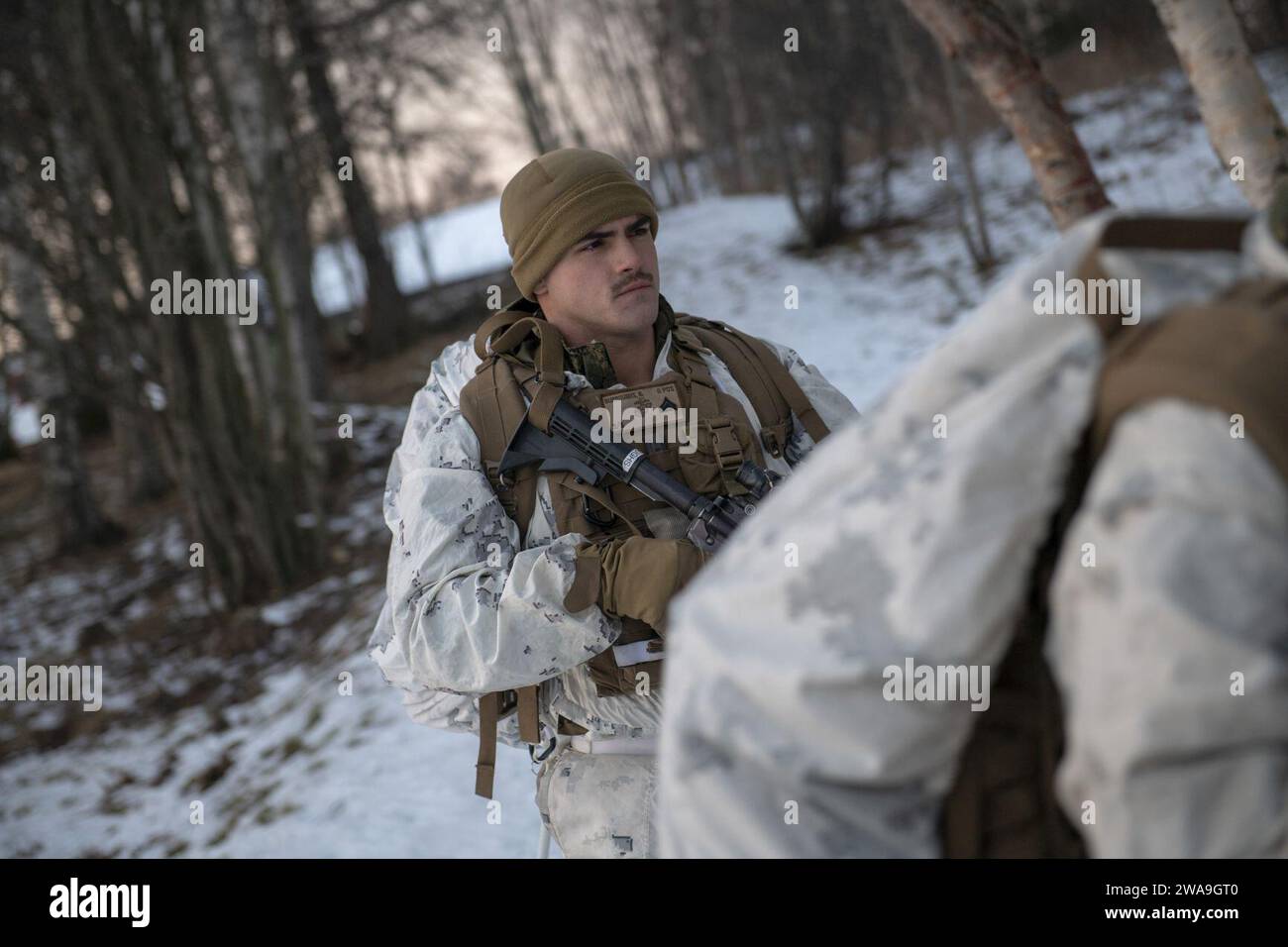 US-Streitkräfte. General Joe Dunford, Vorsitzender der Joint Chiefs of Staff, trifft sich mit den entsandten Dienstmitgliedern in Vaernes, Norwegen, 21. Dezember 2018. Dunford besuchte zusammen mit USO-Entertainern Servicemitarbeiter, die während der Ferien nicht zu Hause sind, an verschiedenen Orten. Zu den diesjährigen Entertainern zählen die Schauspieler Milo Ventimiglia, Wilmer Valderrama, DJ J Dayz, Matt Fraser, der dreimalige Olympiasieger Shaun White, die Country Music Sängerin Kellie Pickler und der Komiker Jessiemae Peluso. (DOD-Foto von Navy Petty Officer 1. Klasse Dominique A. Pineiro) Stockfoto