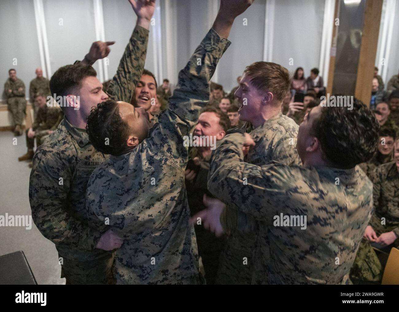 US-Streitkräfte. General Joe Dunford, Vorsitzender der Joint Chiefs of Staff, trifft sich mit den entsandten Dienstmitgliedern in Vaernes, Norwegen, 21. Dezember 2018. Dunford besuchte zusammen mit USO-Entertainern Servicemitarbeiter, die während der Ferien nicht zu Hause sind, an verschiedenen Orten. Zu den diesjährigen Entertainern zählen die Schauspieler Milo Ventimiglia, Wilmer Valderrama, DJ J Dayz, Matt Fraser, der dreimalige Olympiasieger Shaun White, die Country Music Sängerin Kellie Pickler und der Komiker Jessiemae Peluso. (DOD-Foto von Navy Petty Officer 1. Klasse Dominique A. Pineiro) Stockfoto