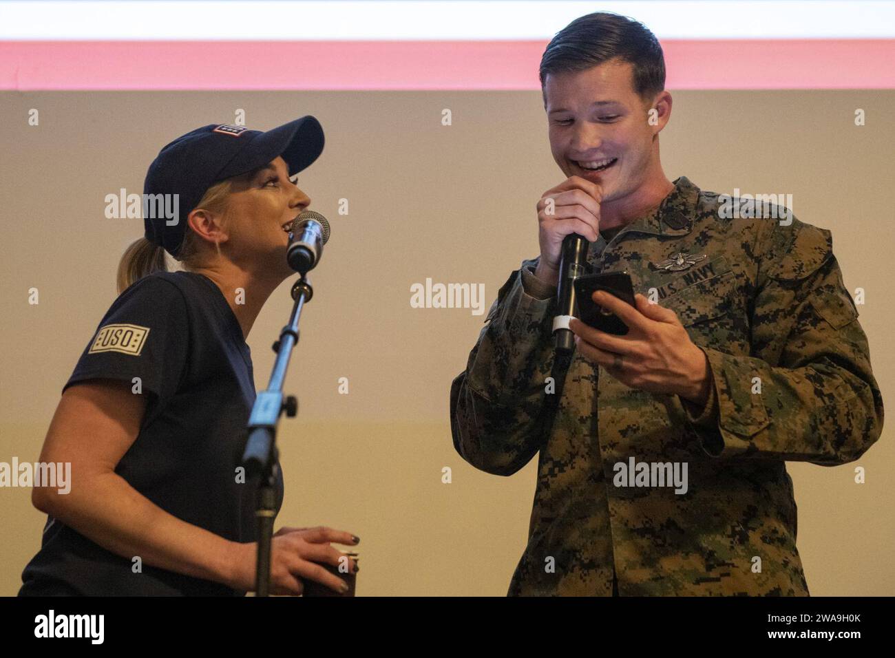 US-Streitkräfte. General Joe Dunford, Vorsitzender der Joint Chiefs of Staff, trifft sich mit den entsandten Dienstmitgliedern in Vaernes, Norwegen, 21. Dezember 2018. Dunford besuchte zusammen mit USO-Entertainern Servicemitarbeiter, die während der Ferien nicht zu Hause sind, an verschiedenen Orten. Zu den diesjährigen Entertainern zählen die Schauspieler Milo Ventimiglia, Wilmer Valderrama, DJ J Dayz, Matt Fraser, der dreimalige Olympiasieger Shaun White, die Country Music Sängerin Kellie Pickler und der Komiker Jessiemae Peluso. (DOD-Foto von Navy Petty Officer 1. Klasse Dominique A. Pineiro) Stockfoto