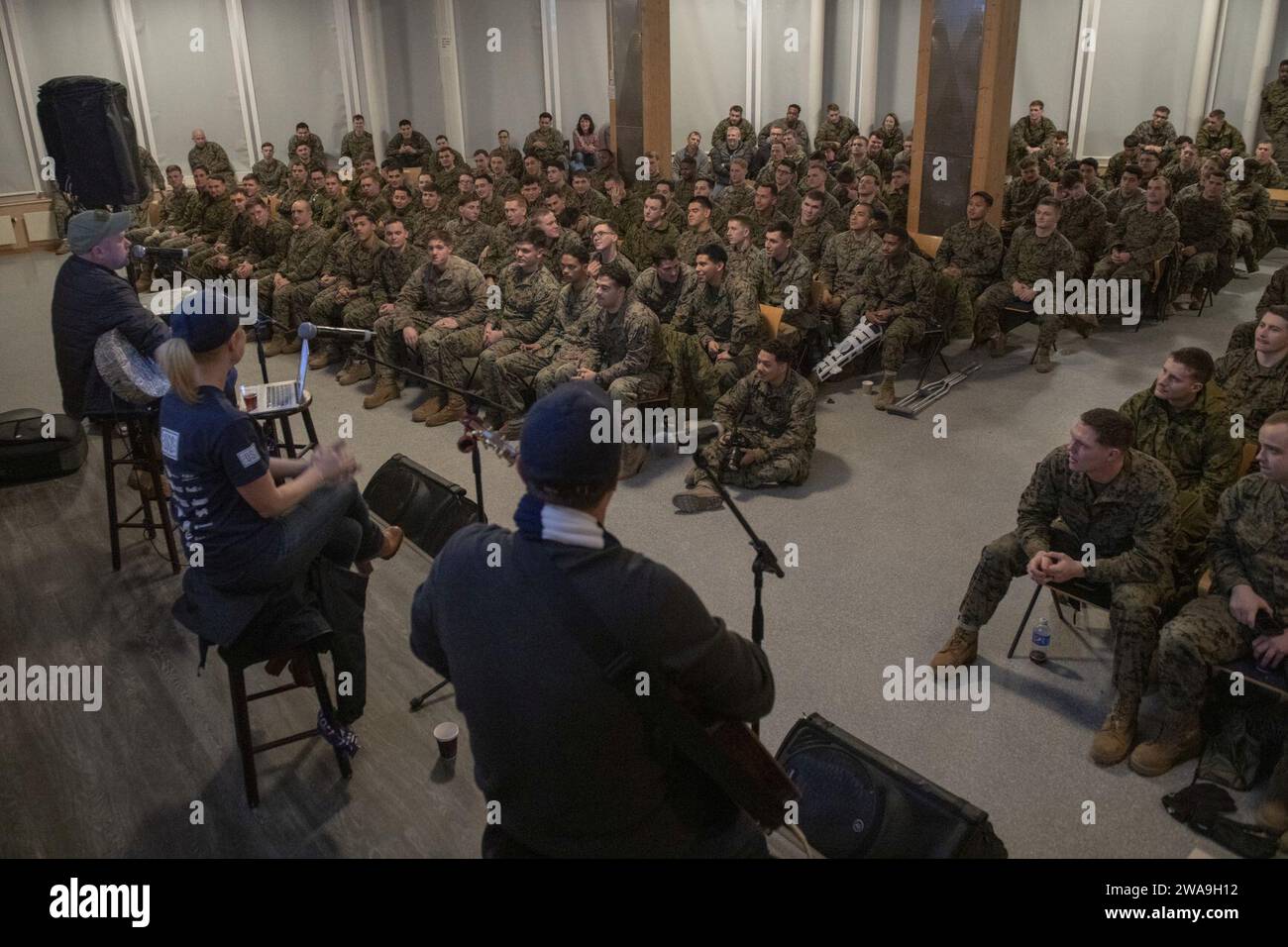 US-Streitkräfte. General Joe Dunford, Vorsitzender der Joint Chiefs of Staff, trifft sich mit den entsandten Dienstmitgliedern in Vaernes, Norwegen, 21. Dezember 2018. Dunford besuchte zusammen mit USO-Entertainern Servicemitarbeiter, die während der Ferien nicht zu Hause sind, an verschiedenen Orten. Zu den diesjährigen Entertainern zählen die Schauspieler Milo Ventimiglia, Wilmer Valderrama, DJ J Dayz, Matt Fraser, der dreimalige Olympiasieger Shaun White, die Country Music Sängerin Kellie Pickler und der Komiker Jessiemae Peluso. (DOD-Foto von Navy Petty Officer 1. Klasse Dominique A. Pineiro) Stockfoto