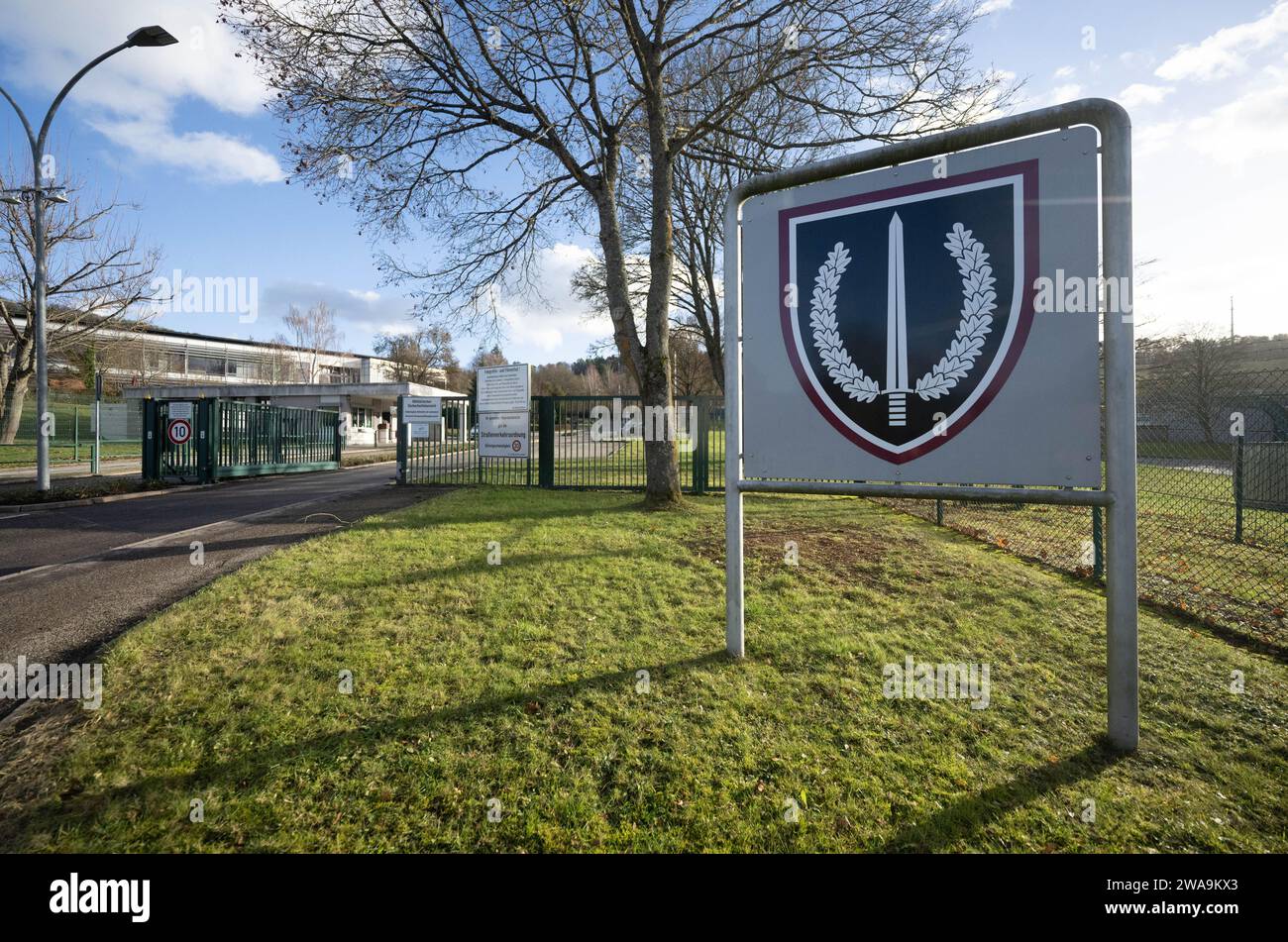 Calw, Deutschland. Dezember 2023. Ein Schild vor der Graf Zeppelin-Kaserne, in der das Sonderkommando (KSK) der Bundeswehr stationiert ist, zeigt das KSK-Abzeichen. Mit dem neuen Rekrutierungstest reagiert das Spezialeinsatzkommando auf sich ändernde Anforderungen und berücksichtigt operative Erfahrungen. Quelle: Marijan Murat/dpa/Alamy Live News Stockfoto